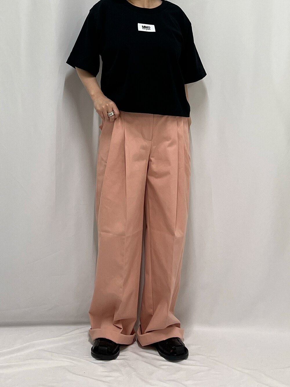 ブラック系のサンダル、ピンク系のその他パンツ、ブラック系のTシャツ/カットソーを着用したレディースの夏コーディネートの2枚目の写真