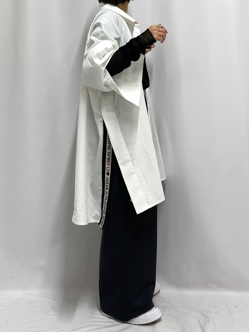 ホワイト系のシャツ/ブラウス、グレー系のその他パンツ、ホワイト系のスニーカーを着用したレディースの春コーディネートの2枚目の写真