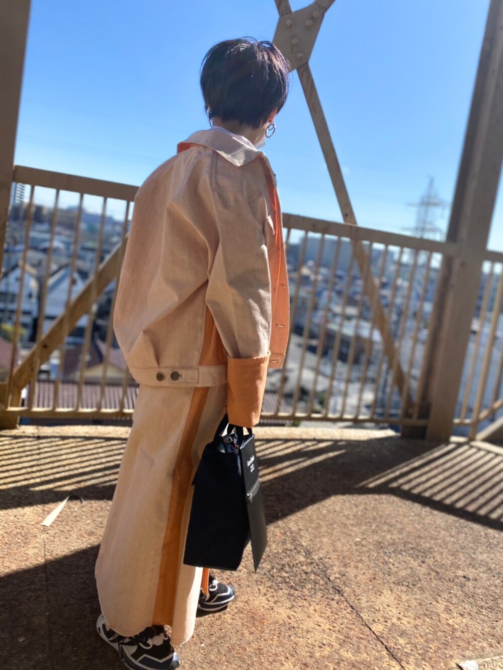 ホワイト系のスカート、ブルー系のスニーカー、ホワイト系のTシャツ/カットソーを着用したレディースの冬コーディネートの3枚目の写真