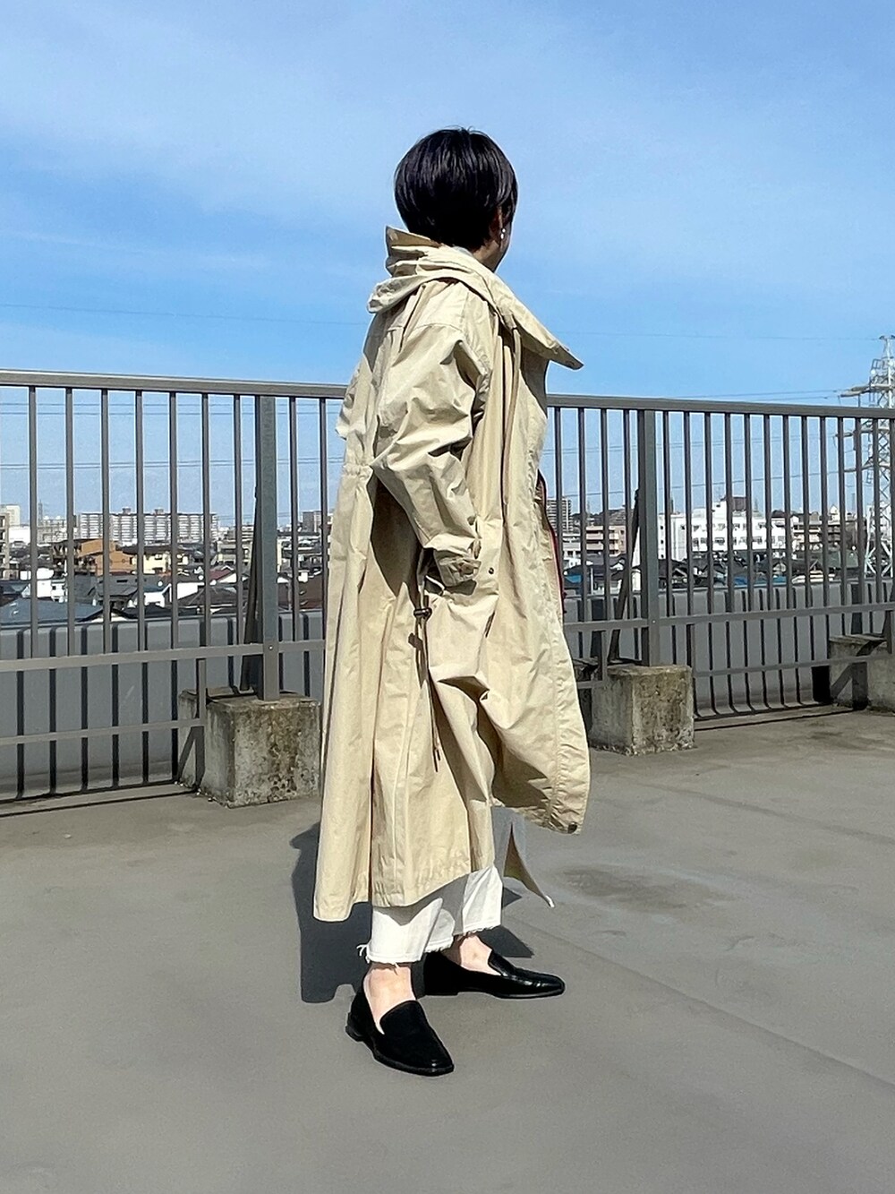 ホワイト系のスカート、ベージュ系のその他アウター、グリーン系のシャツ/ブラウスを着用したレディースの春コーディネートの2枚目の写真