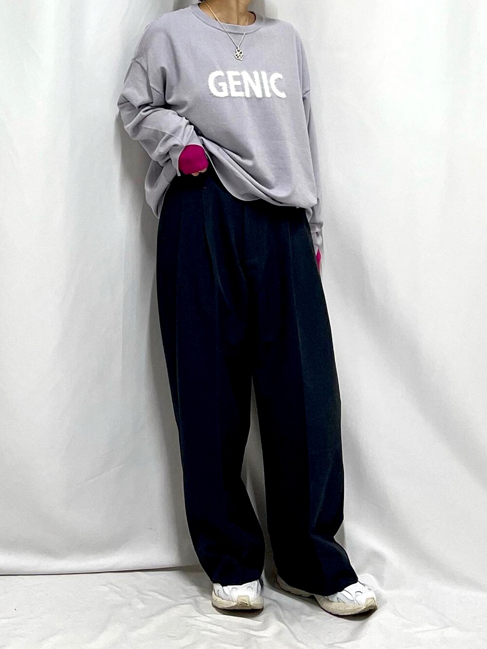 ホワイト系のスニーカー、グレー系のニット/セーター、ベージュ系のストール/ショールを着用したレディースの冬コーディネートの2枚目の写真