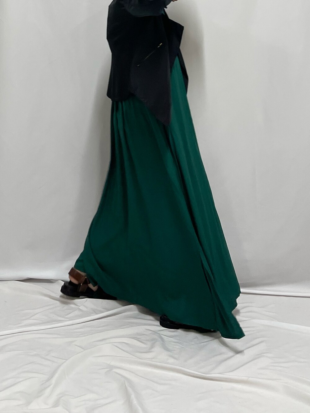 グリーン系のワンピースを着用したレディースの夏コーディネートの2枚目の写真