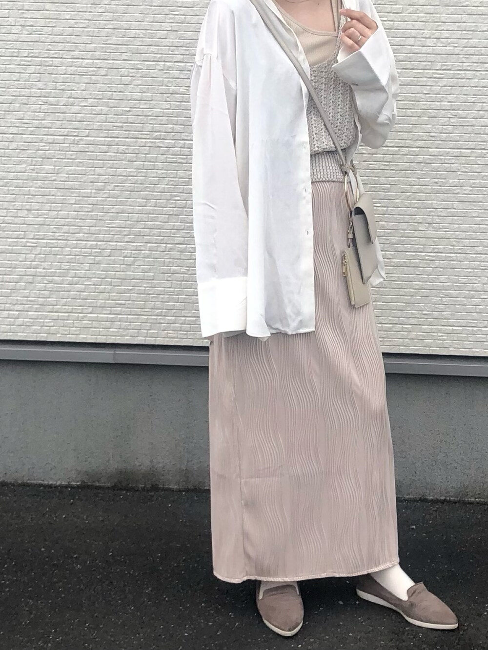 ホワイト系のシャツ/ブラウス、ベージュ系のショルダーバッグ、ベージュ系のスカートを着用したレディースの夏コーディネートの2枚目の写真