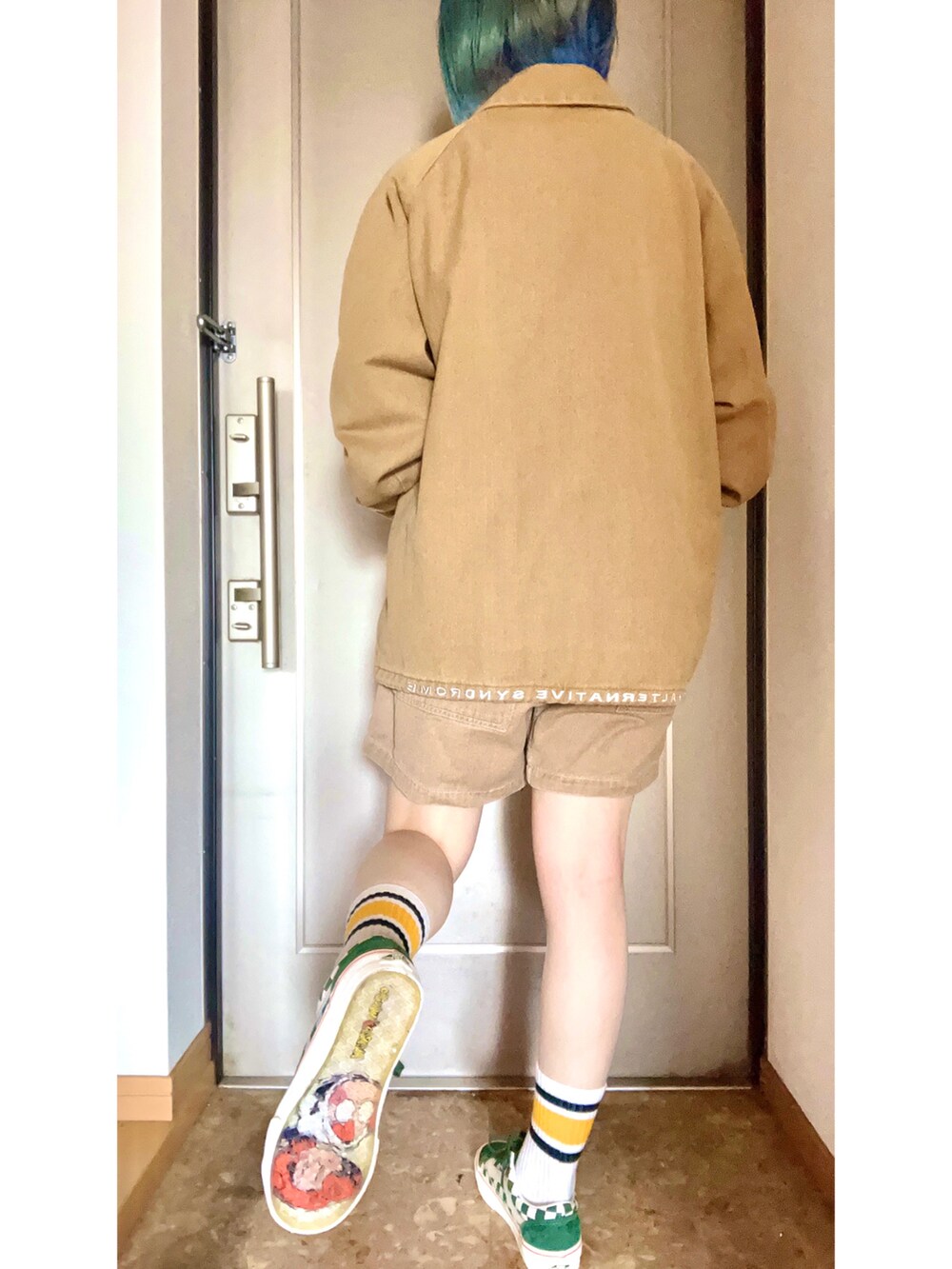 「春服、楽チンコーデ、パンツコーデ、セットアップ、ストリート、VANS、スニーカー、ハット、バケットハット、カジュアル、古着、白Tシャツ、ハーフパンツ、ショートパンツ、ジャケット」｜「RNAのJ1882 カラーデニムコーチジャケット（ブルゾン、ベージュ系）」を使った、ぴょんななさん（レディース・158cm）の春コーディネートの2枚目の写真
