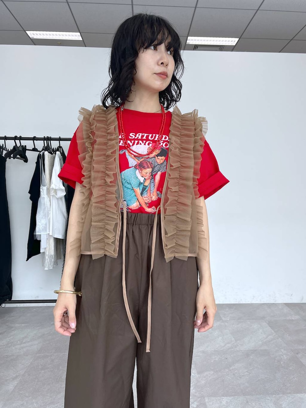 「ヘルシー、リラックス、女子ウケ、ママコーデ、女子会、骨格ウェーブ、旅行、LEPSIM、30代_LEPSIM、骨格ウェーブ_LEPSIM、パンツ、大人カジュアル、Tシャツ、ブラウン、夏コーデ」｜「LEPSIMのサテンギャザーサンダル　290450（サンダル、その他）」を使った、noriさん（レディース・155cm）の春コーディネートの4枚目の写真