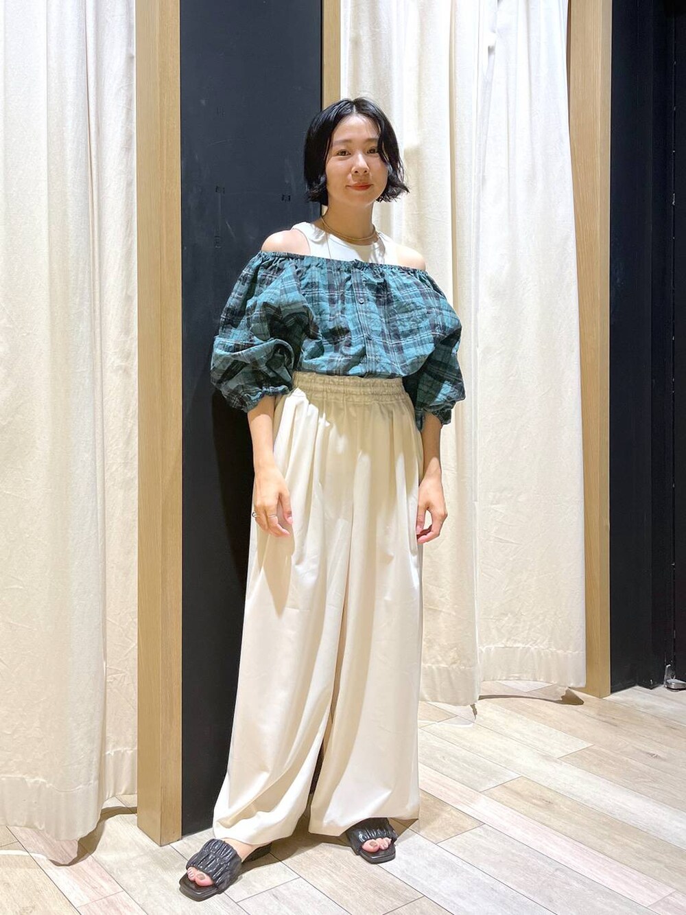 「夏コーデ、サンダル、ヘルシー、リラックス、女子ウケ、ママコーデ、女子会、旅行、LEPSIM、ブラウス、チェック、ワイドパンツ」｜「LEPSIMのギャザーワイドフレアパンツ　109734（その他パンツ、ホワイト系）」を使った、noriさん（レディース・155cm）の夏コーディネートの5枚目の写真