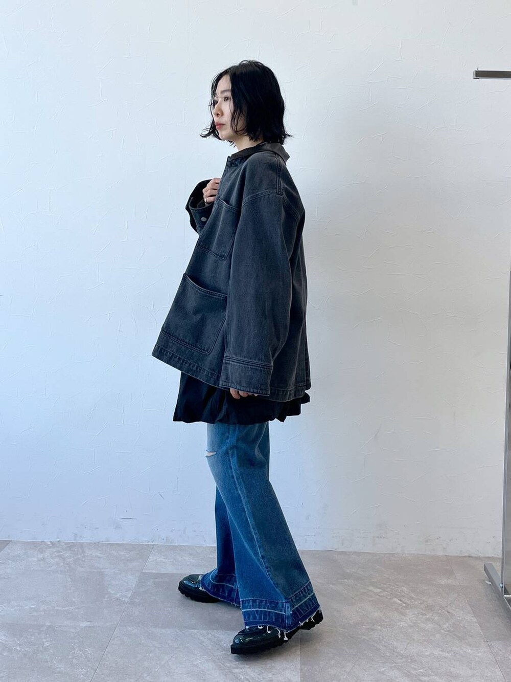 ブルー系のデニムパンツ、グレー系のニット/セーターを着用したレディースの冬コーディネートの7枚目の写真