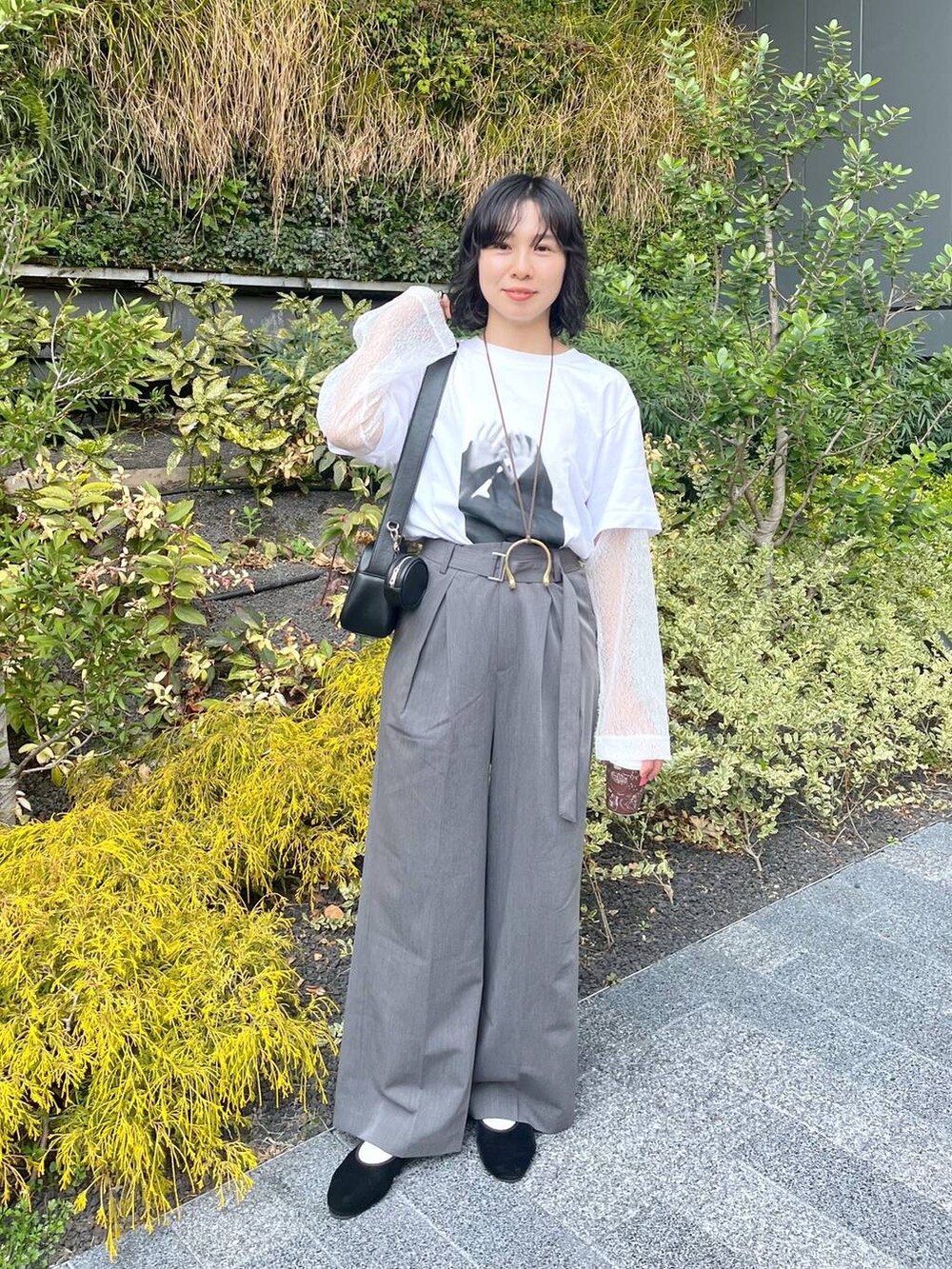 ホワイト系のシャツ/ブラウス、ブラック系のショルダーバッグを着用したレディースの春コーディネートの6枚目の写真