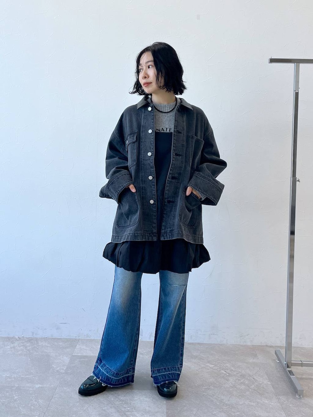 ブルー系のデニムパンツ、グレー系のニット/セーターを着用したレディースの冬コーディネートの2枚目の写真