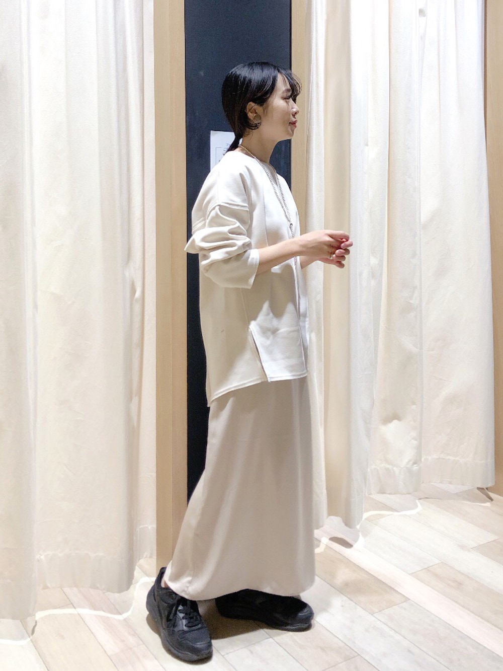 ホワイト系のTシャツ/カットソー、ベージュ系のスカート、レッド系のトップスを着用したレディースの冬コーディネートの2枚目の写真