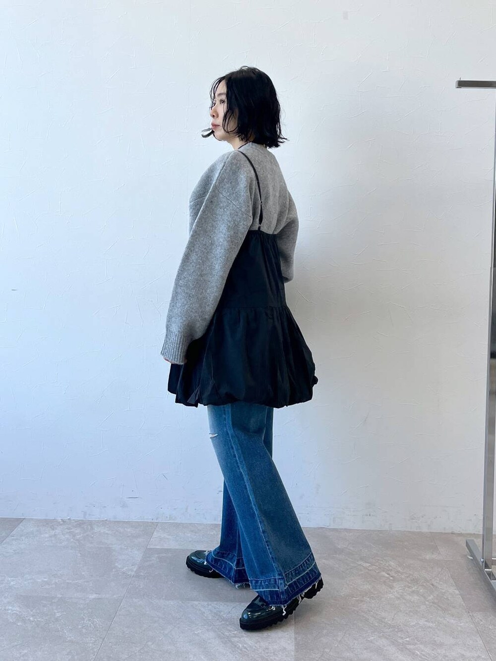 ブルー系のデニムパンツ、グレー系のニット/セーターを着用したレディースの冬コーディネートの5枚目の写真