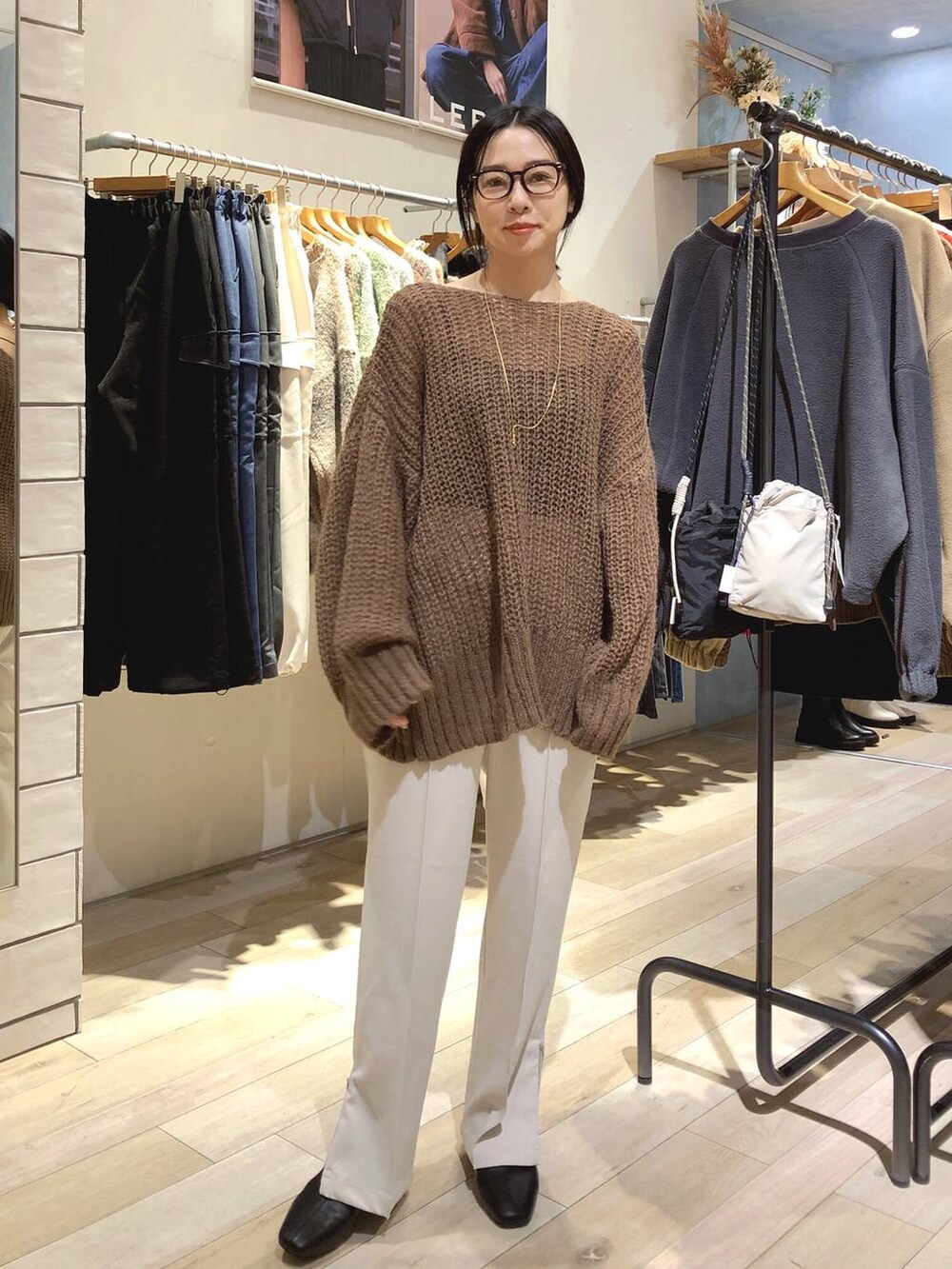 「ママコーデ、女子会、ヘルシー、リラックス、女子ウケ、旅行、LEPSIM、アウター、コート、ニット、ブーツ」｜「LEPSIMのTRスリットストレートパンツ　184045（その他パンツ、ホワイト系）」を使った、noriさん（レディース・155cm）の秋コーディネートの3枚目の写真