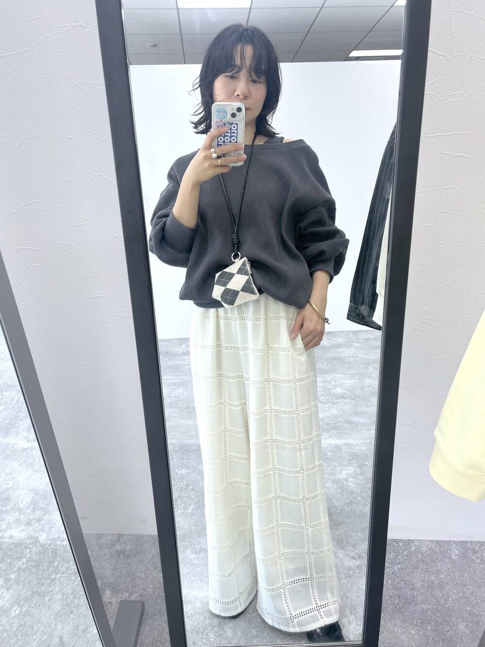 ホワイト系のその他パンツ、グレー系のTシャツ/カットソーを着用したレディースの冬コーディネートの6枚目の写真