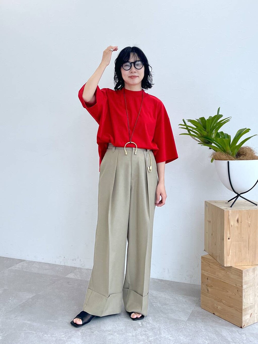 「ヘルシー、リラックス、女子ウケ、ママコーデ、女子会、旅行、LEPSIM、30代_LEPSIM」｜「LEPSIMのモックネックT　290296（Tシャツ/カットソー、レッド系）」を使った、noriさん（レディース・155cm）の春コーディネートの4枚目の写真