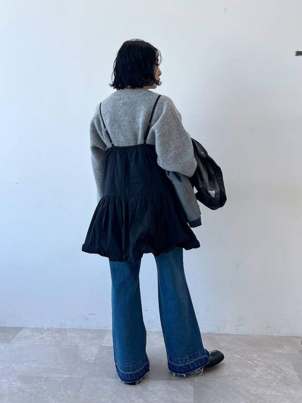 ブルー系のデニムパンツ、グレー系のニット/セーターを着用したレディースの冬コーディネートの4枚目の写真