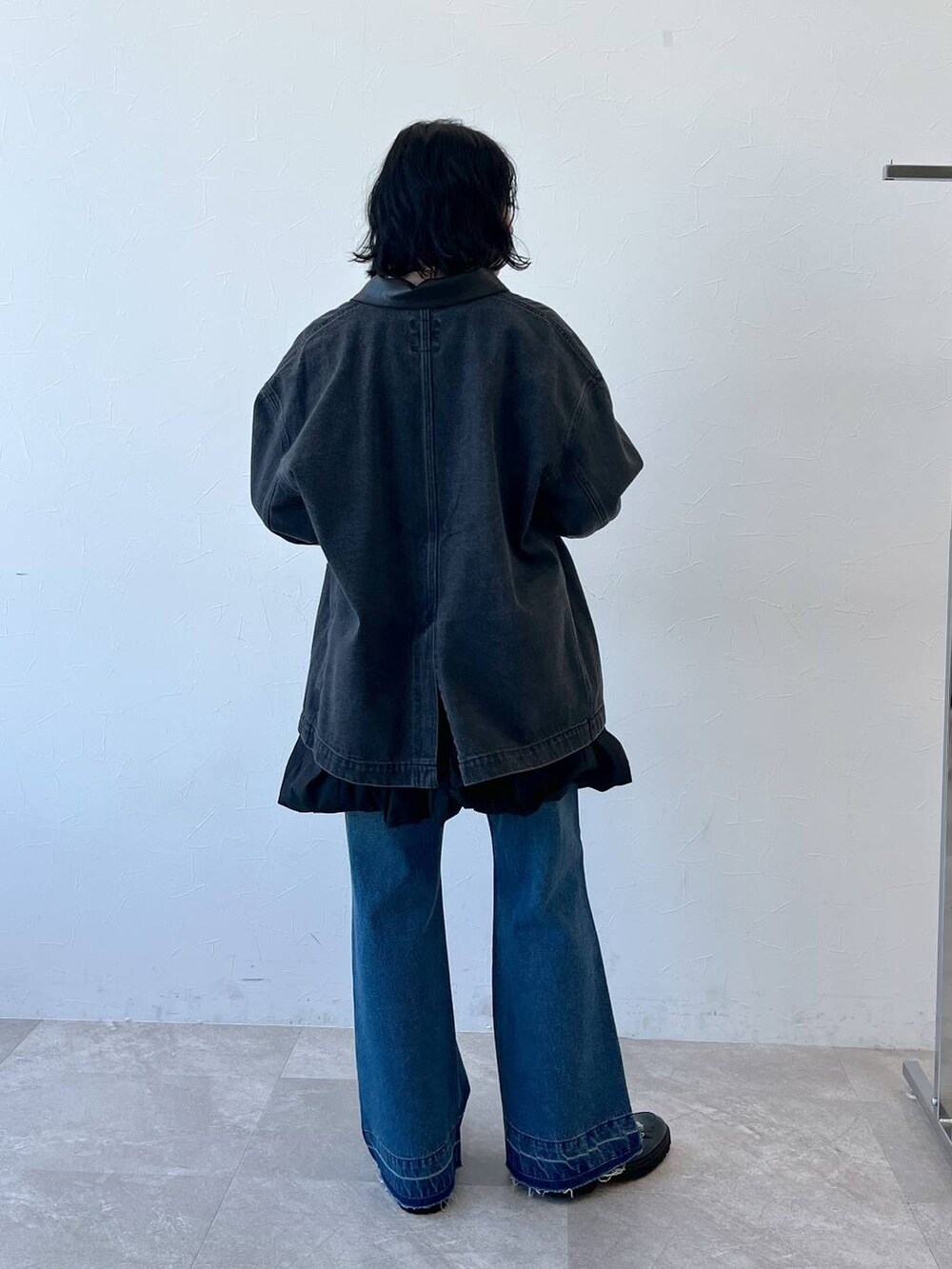 ブルー系のデニムパンツ、グレー系のニット/セーターを着用したレディースの冬コーディネートの8枚目の写真