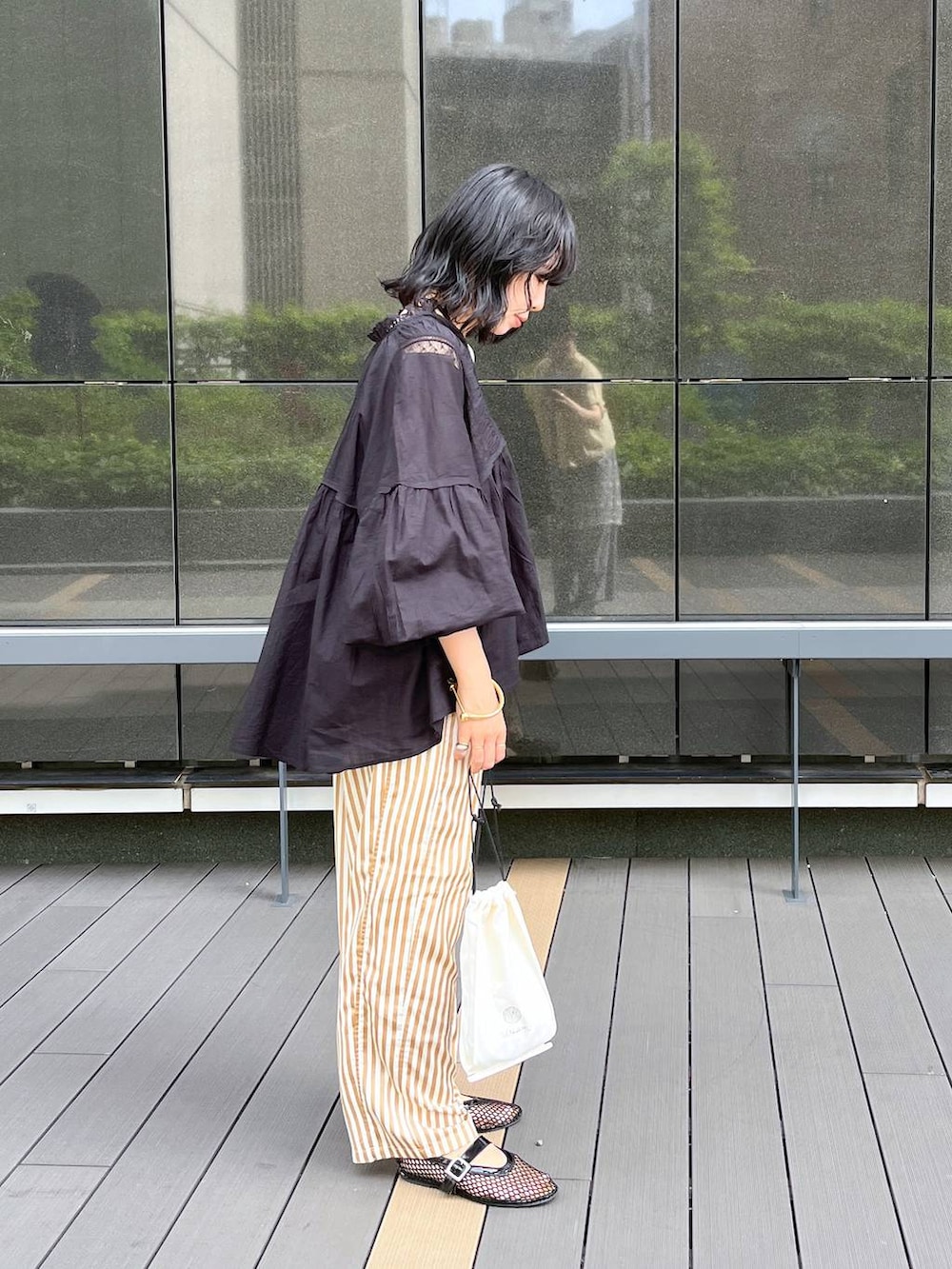 「ヘルシー、リラックス、女子ウケ、ママコーデ、女子会、骨格ウェーブ、旅行、LEPSIM、30代_LEPSIM、骨格ウェーブ_LEPSIM、ブラウス、ブラックコーデ、春夏コーデ、夏コーデ」｜「LEPSIMのメッシュフラットパンプス　319486（パンプス、ブラック系）」を使った、noriさん（レディース・155cm）の春コーディネートの4枚目の写真