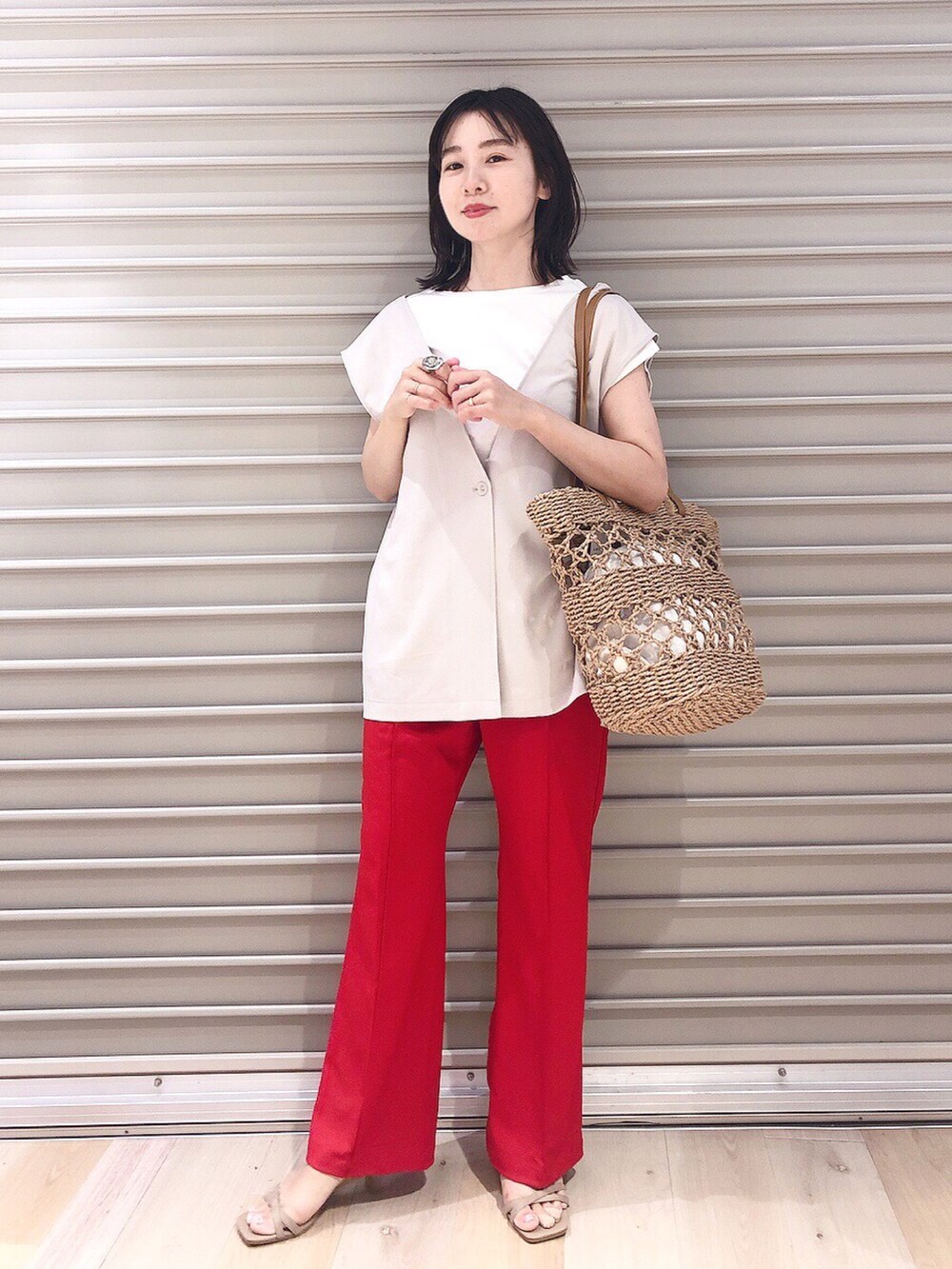 ベージュ系のベスト、ホワイト系のTシャツ/カットソー、レッド系のその他パンツを着用したレディースの夏コーディネートの4枚目の写真