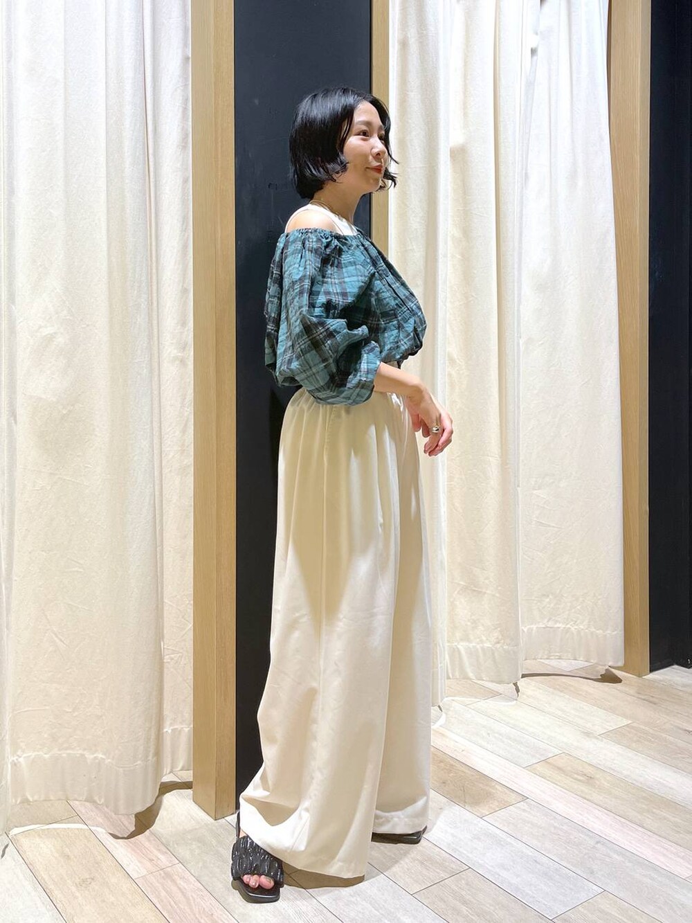 「夏コーデ、サンダル、ヘルシー、リラックス、女子ウケ、ママコーデ、女子会、旅行、LEPSIM、ブラウス、チェック、ワイドパンツ」｜「LEPSIMのギャザーワイドフレアパンツ　109734（その他パンツ、ホワイト系）」を使った、noriさん（レディース・155cm）の夏コーディネートの2枚目の写真