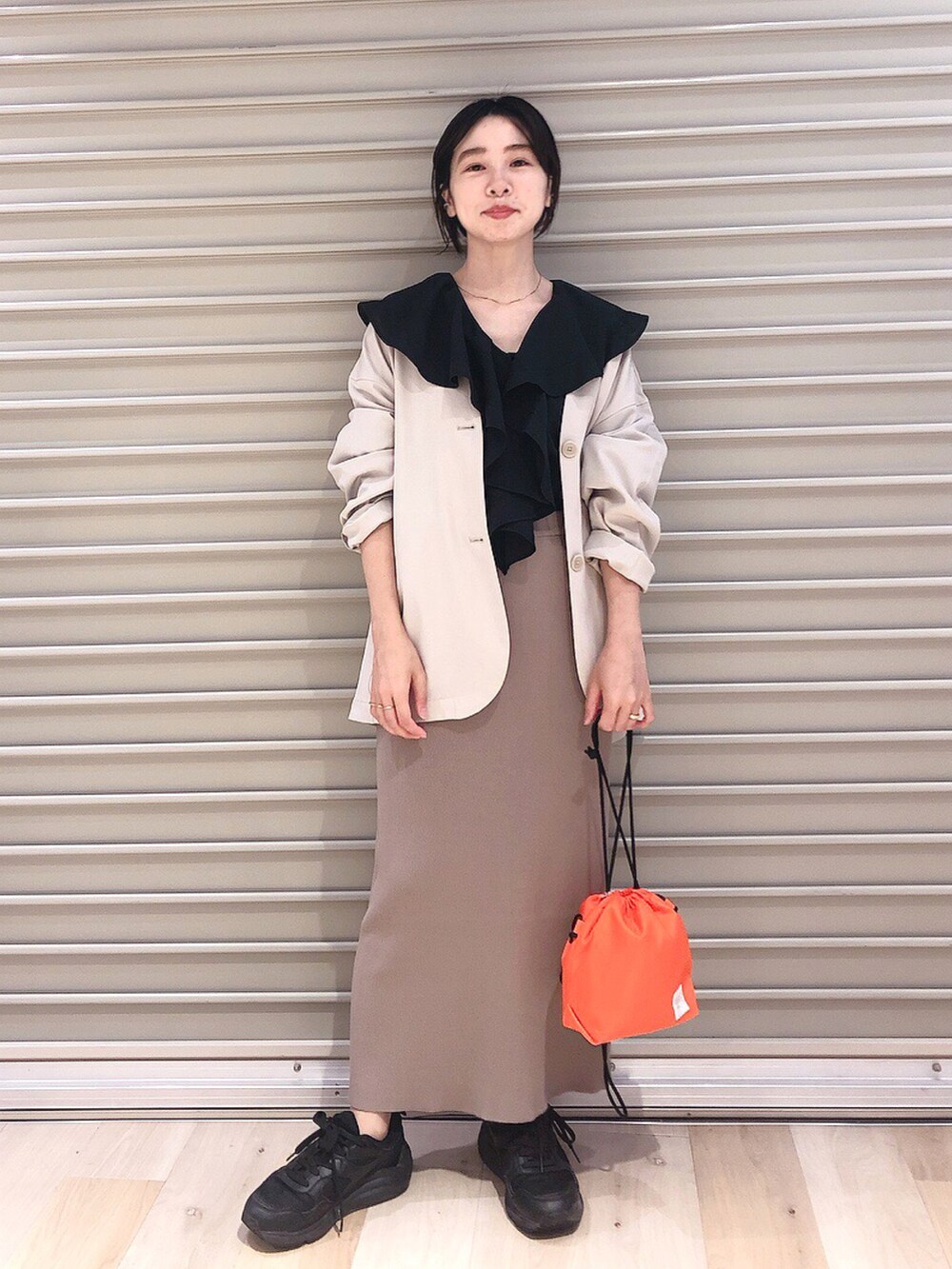 ブラック系のシャツ/ブラウス、ベージュ系のノーカラージャケット、ブラウン系のスカートを着用したレディースの秋コーディネートの4枚目の写真