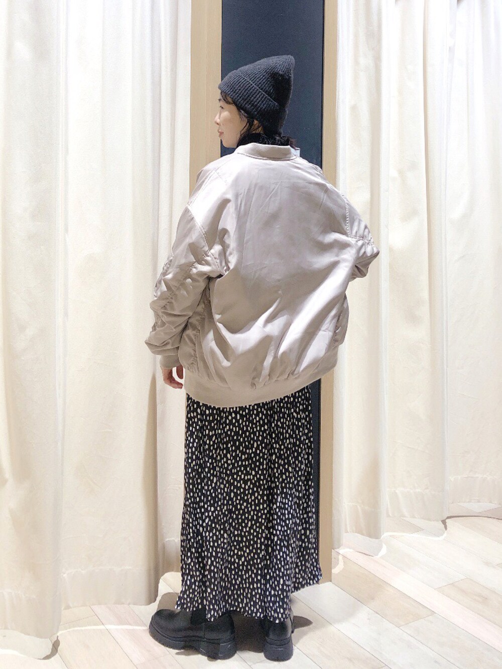 グレー系のニット/セーター、ブラック系のその他パンツ、ブラック系のブーツを着用したレディースの冬コーディネートの3枚目の写真