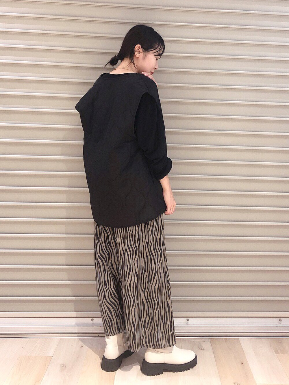 ブラック系のTシャツ/カットソー、ブラック系のその他アウター、ブラウン系のワンピースを着用したレディースの秋コーディネートの4枚目の写真