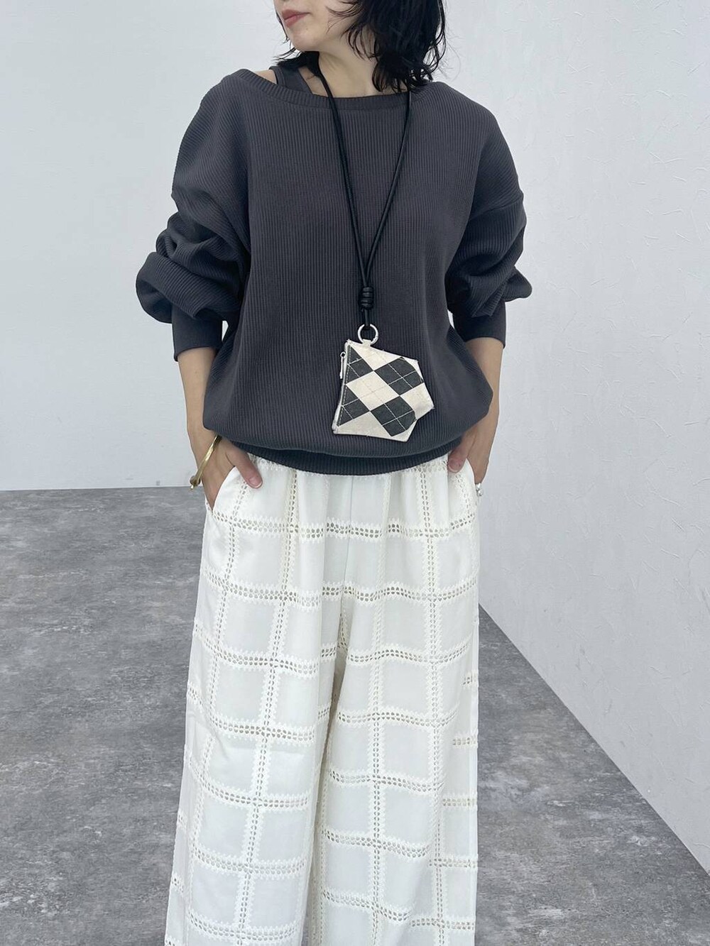 ホワイト系のその他パンツ、グレー系のTシャツ/カットソーを着用したレディースの冬コーディネートの5枚目の写真