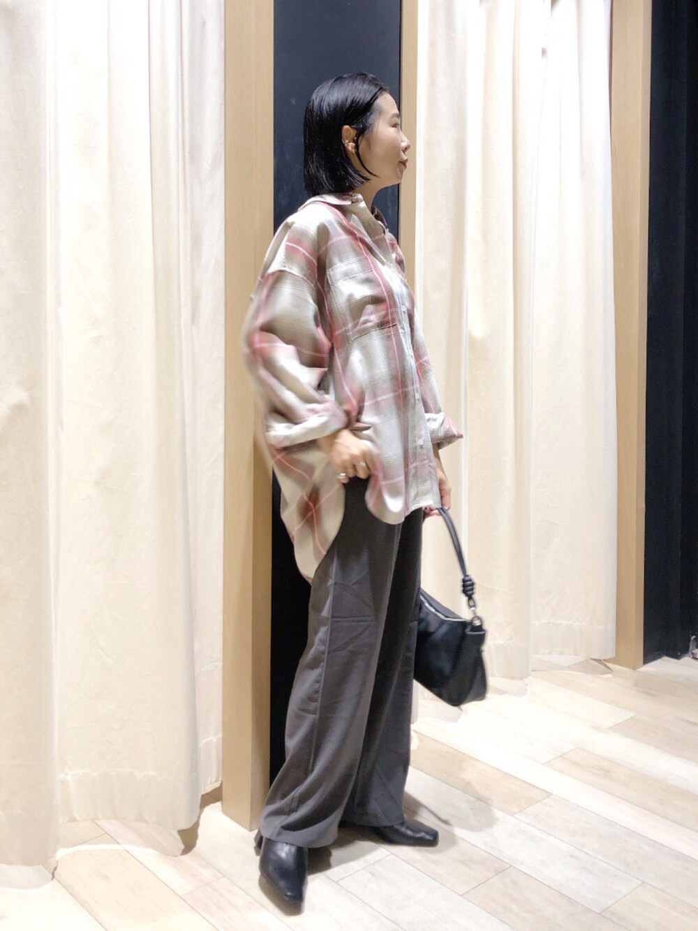 グレー系のその他パンツ、ベージュ系のシャツ/ブラウス、ブラック系のパンプスを着用したレディースの秋コーディネートの2枚目の写真