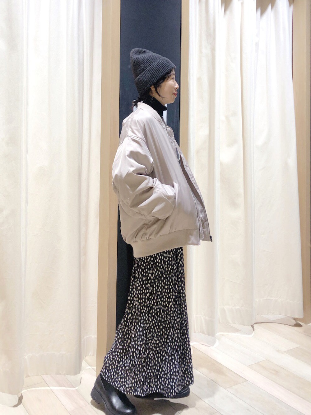 グレー系のニット/セーター、ブラック系のその他パンツ、ブラック系のブーツを着用したレディースの冬コーディネートの2枚目の写真