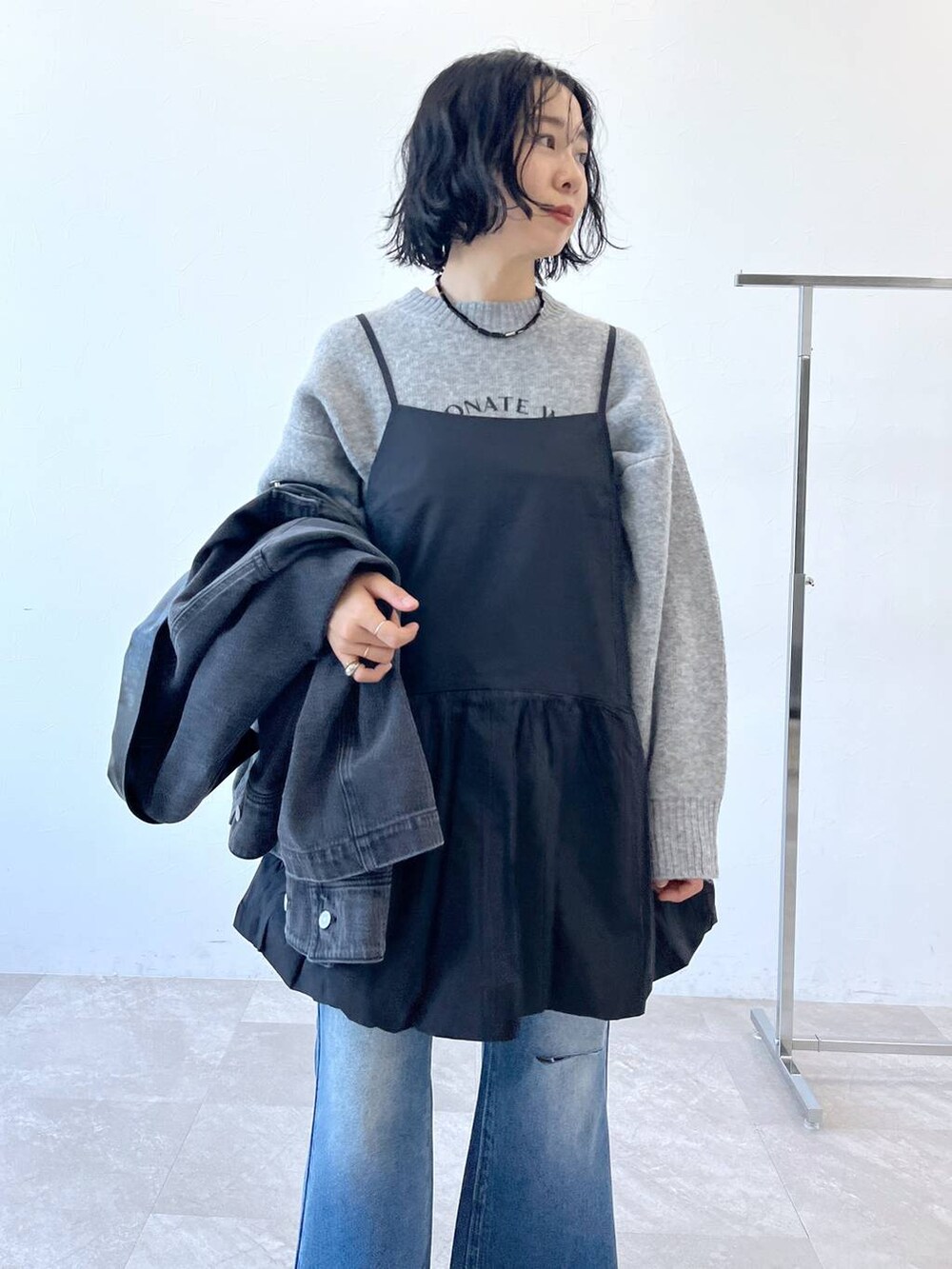 ブルー系のデニムパンツ、グレー系のニット/セーターを着用したレディースの冬コーディネートの6枚目の写真