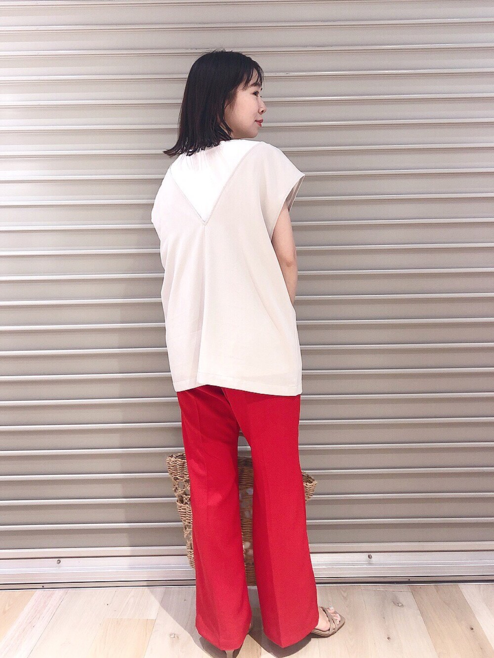 ベージュ系のベスト、ホワイト系のTシャツ/カットソー、レッド系のその他パンツを着用したレディースの夏コーディネートの3枚目の写真
