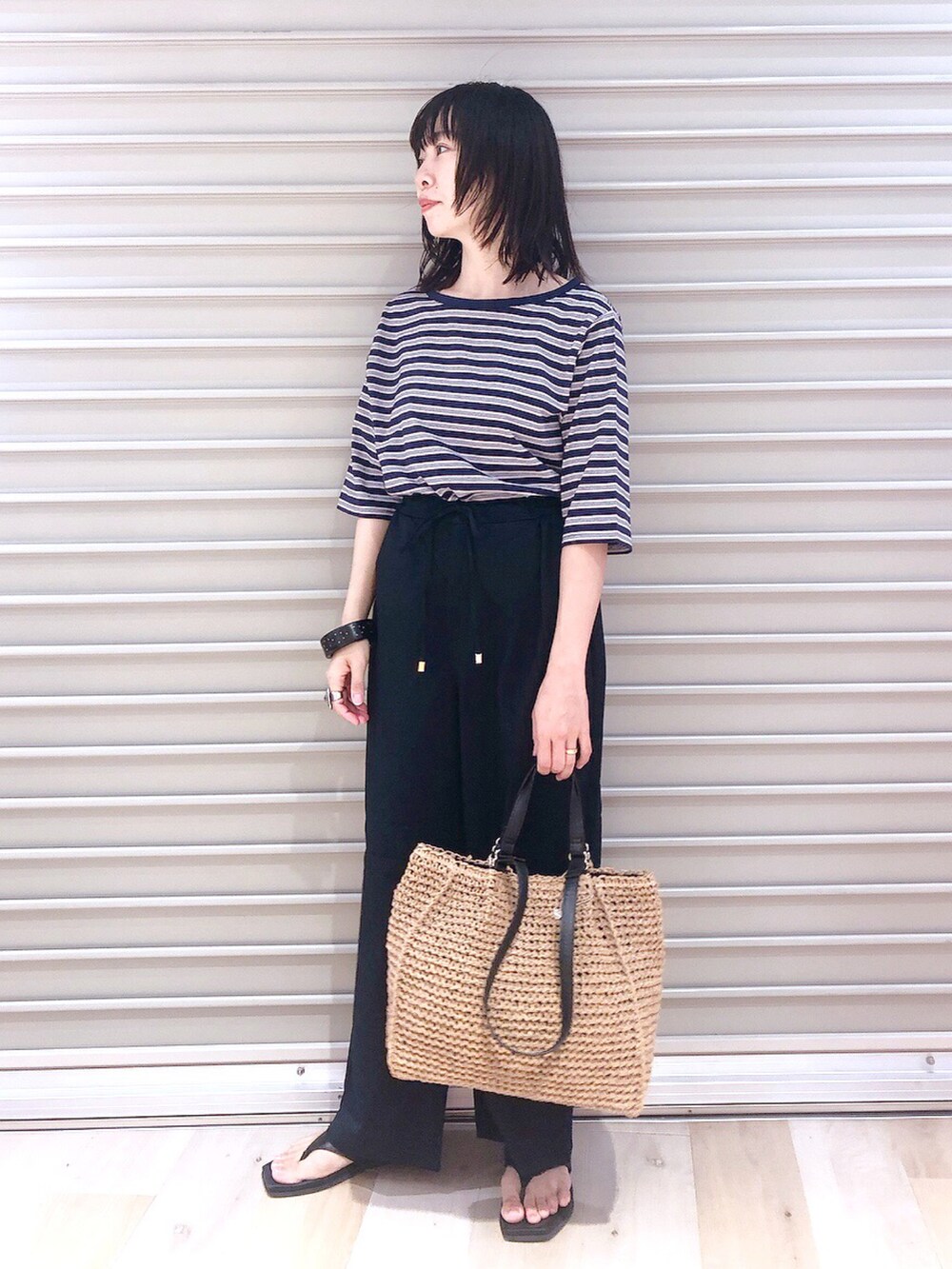 ブルー系のTシャツ/カットソー、ブルー系のその他パンツ、ベージュ系のトートバッグを着用したレディースの夏コーディネートの2枚目の写真