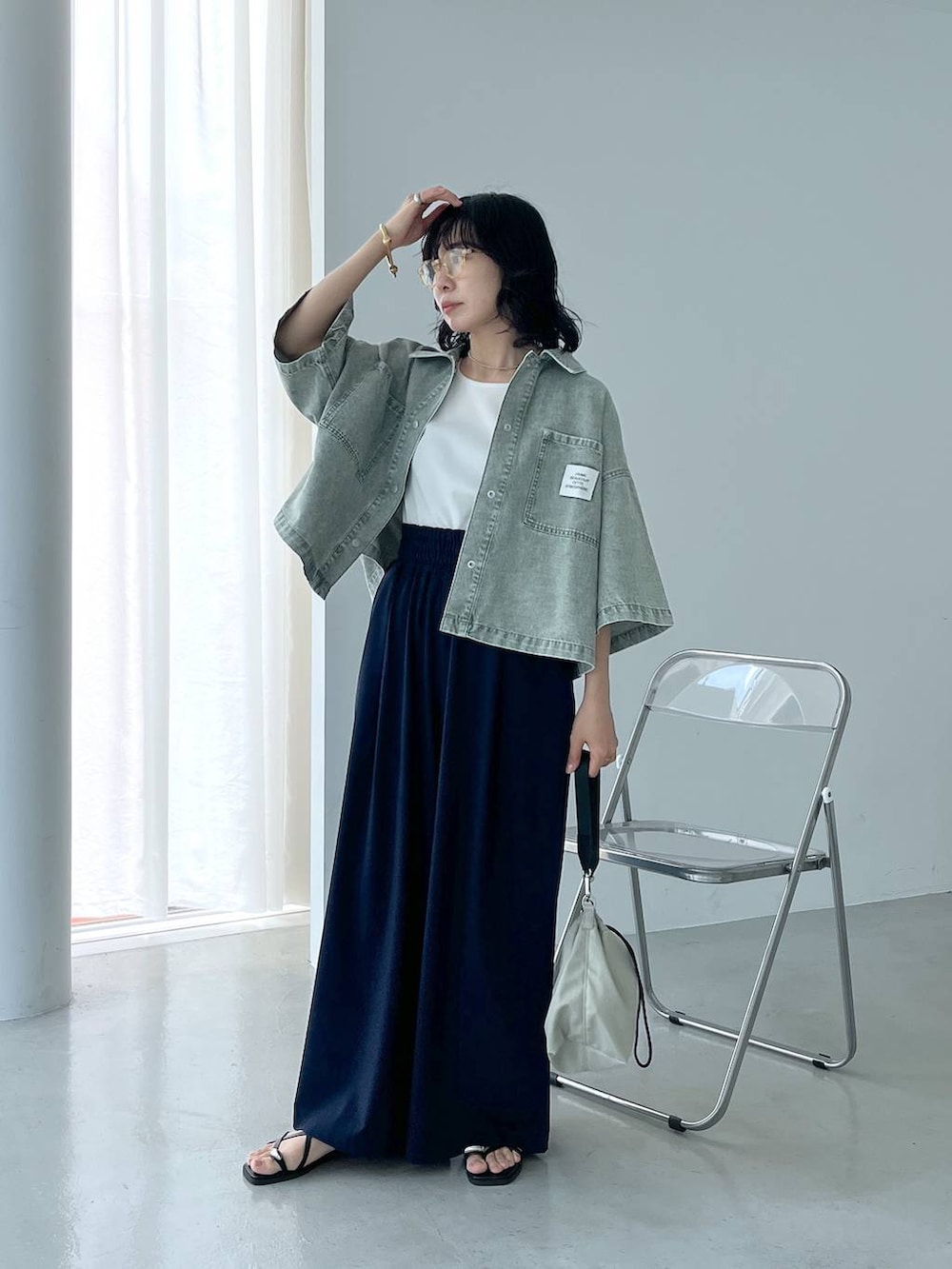 「ヘルシー、リラックス、女子ウケ、ママコーデ、女子会、骨格ウェーブ、旅行、LEPSIM、30代_LEPSIM、骨格ウェーブ_LEPSIM、デニムシャツ、ワイドパンツ」｜「LEPSIMの着回し5分袖ブラウス《2点セット》　243208（シャツ/ブラウス、ブラウン系）」を使った、noriさん（レディース・155cm）の春コーディネートの2枚目の写真