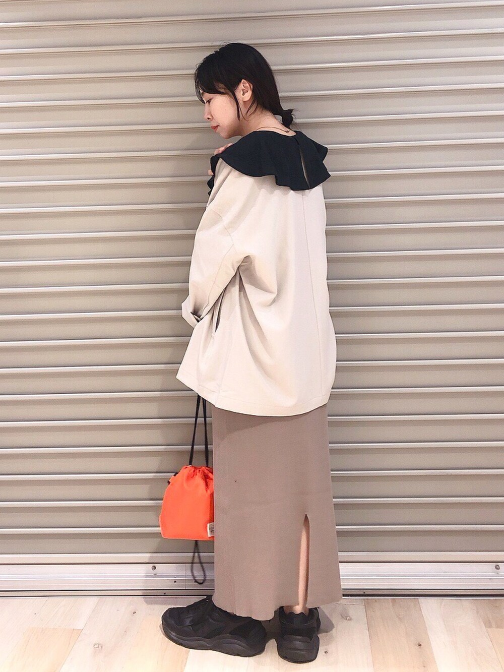 ブラック系のシャツ/ブラウス、ベージュ系のノーカラージャケット、ブラウン系のスカートを着用したレディースの秋コーディネートの3枚目の写真