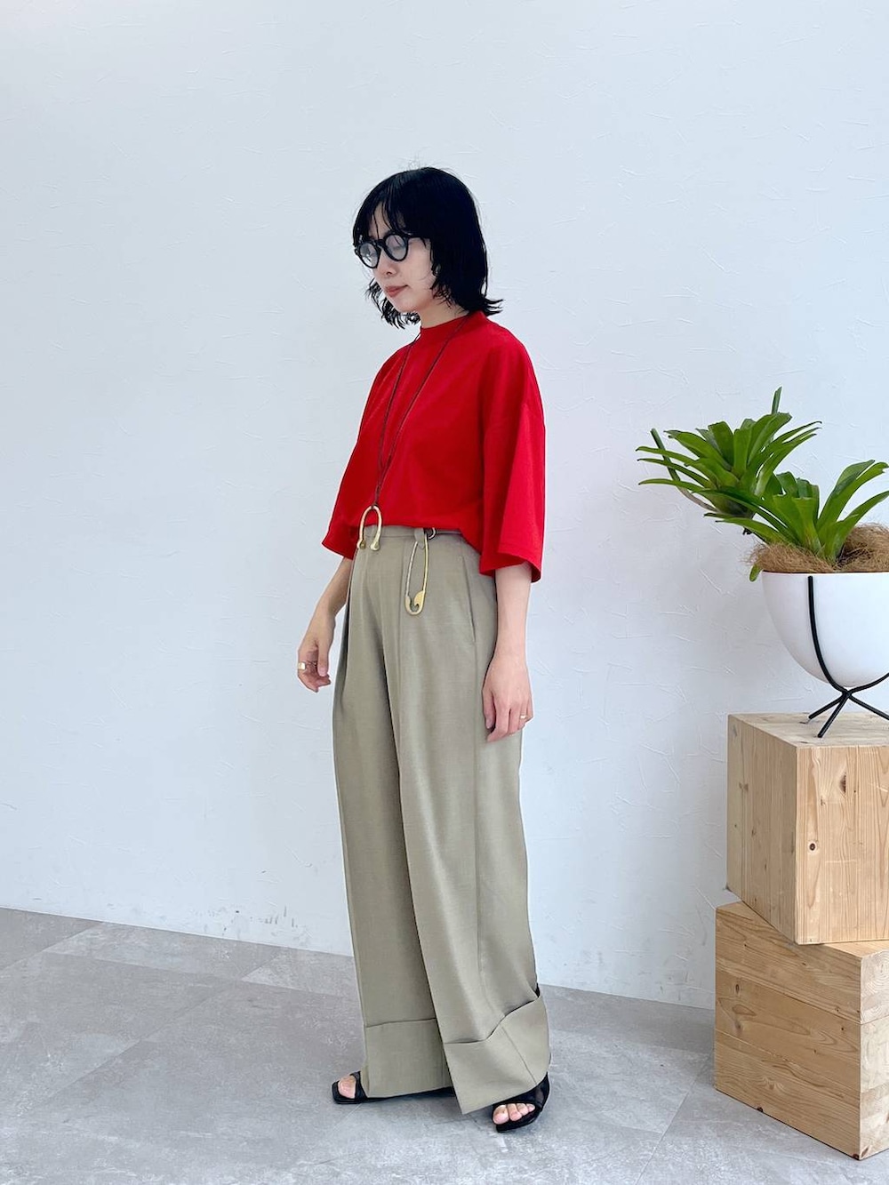 「ヘルシー、リラックス、女子ウケ、ママコーデ、女子会、旅行、LEPSIM、30代_LEPSIM」｜「LEPSIMのモックネックT　290296（Tシャツ/カットソー、レッド系）」を使った、noriさん（レディース・155cm）の春コーディネートの2枚目の写真
