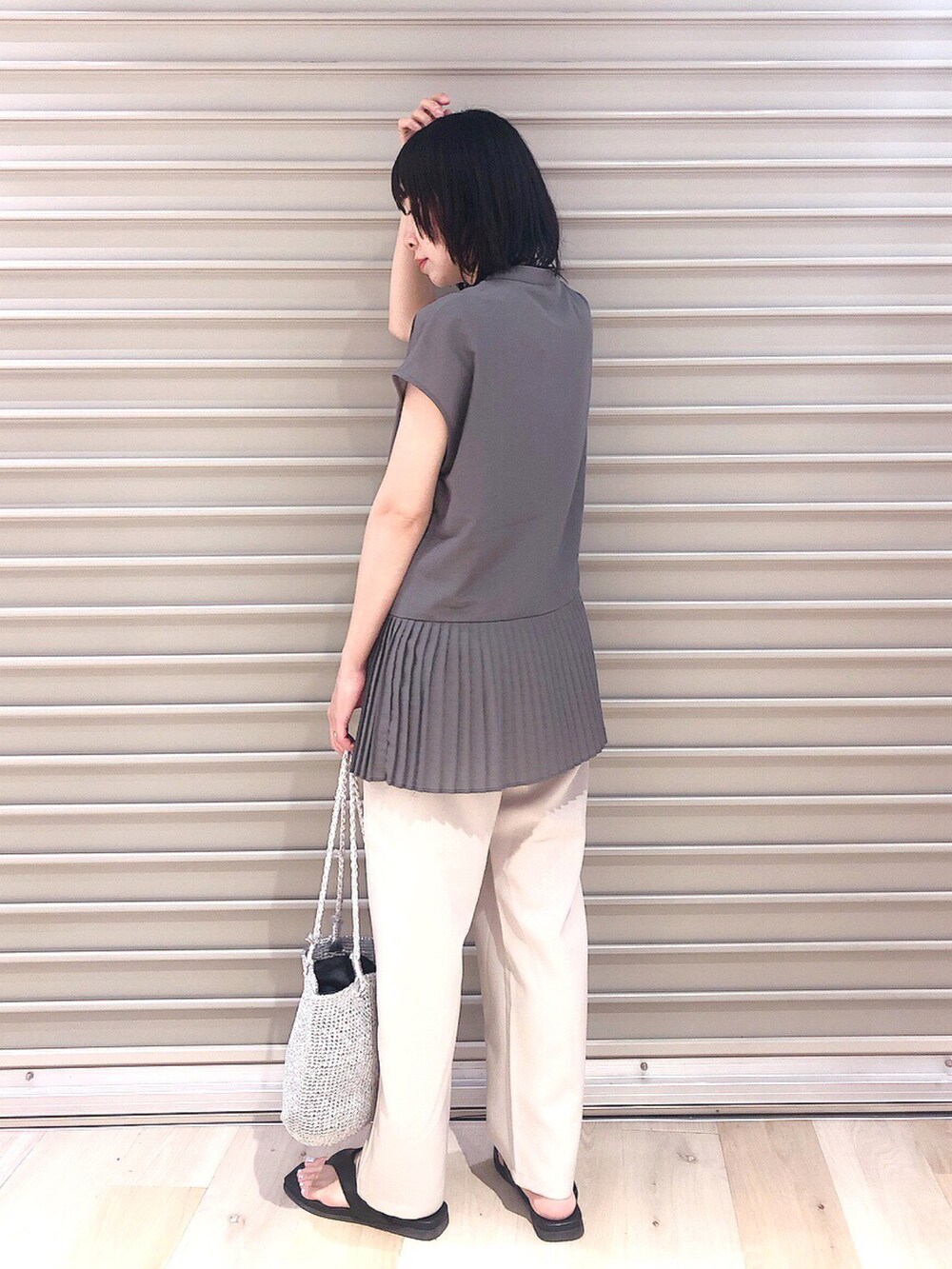 グレー系のシャツ/ブラウス、ベージュ系のその他パンツ、シルバー系のショルダーバッグを着用したレディースの夏コーディネートの2枚目の写真