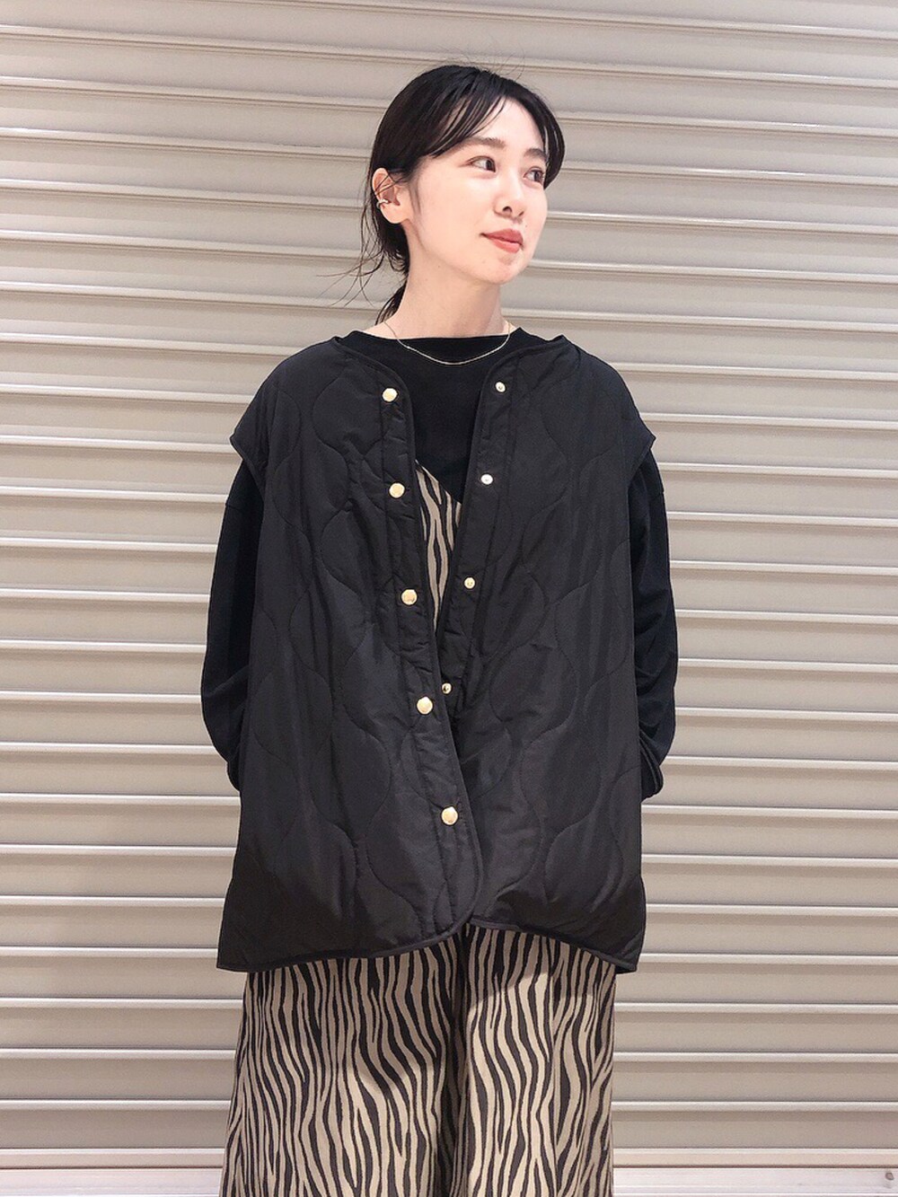 ブラック系のTシャツ/カットソー、ブラック系のその他アウター、ブラウン系のワンピースを着用したレディースの秋コーディネートの3枚目の写真