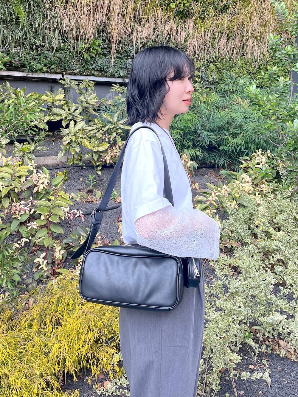 ホワイト系のシャツ/ブラウス、ブラック系のショルダーバッグを着用したレディースの春コーディネートの2枚目の写真