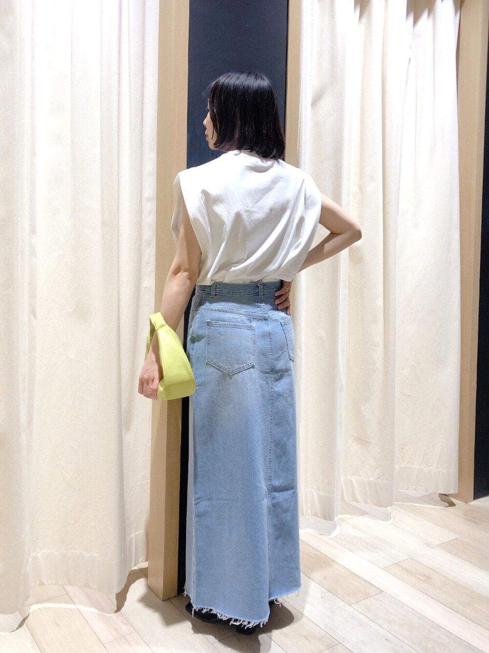 ブラック系のサンダル、ホワイト系のTシャツ/カットソー、ブルー系のスカートを着用したレディースの夏コーディネートの3枚目の写真