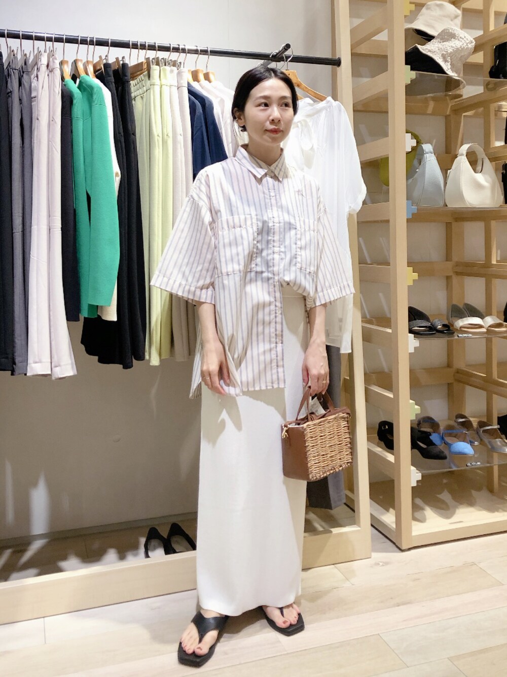 ピンク系のTシャツ/カットソー、ホワイト系のスカート、ブラウン系のショルダーバッグを着用したレディースの春コーディネートの3枚目の写真