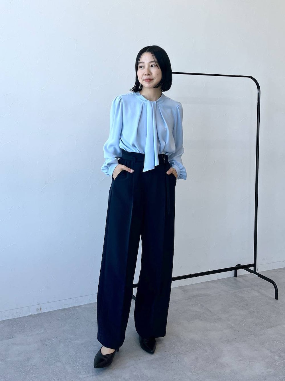 「セレモニースタイル_LEPSIM、オケージョン、パンツ、パンプス、ブラウス、入学式・卒業式、ヘルシー、リラックス、女子ウケ、ママコーデ、女子会、旅行、LEPSIM」｜「LEPSIMの【入卒式／セレモニー】Wクロスストレッチワイドパンツ　207775（スーツパンツ、ブルー系）」を使った、noriさん（レディース・155cm）の冬コーディネートの6枚目の写真