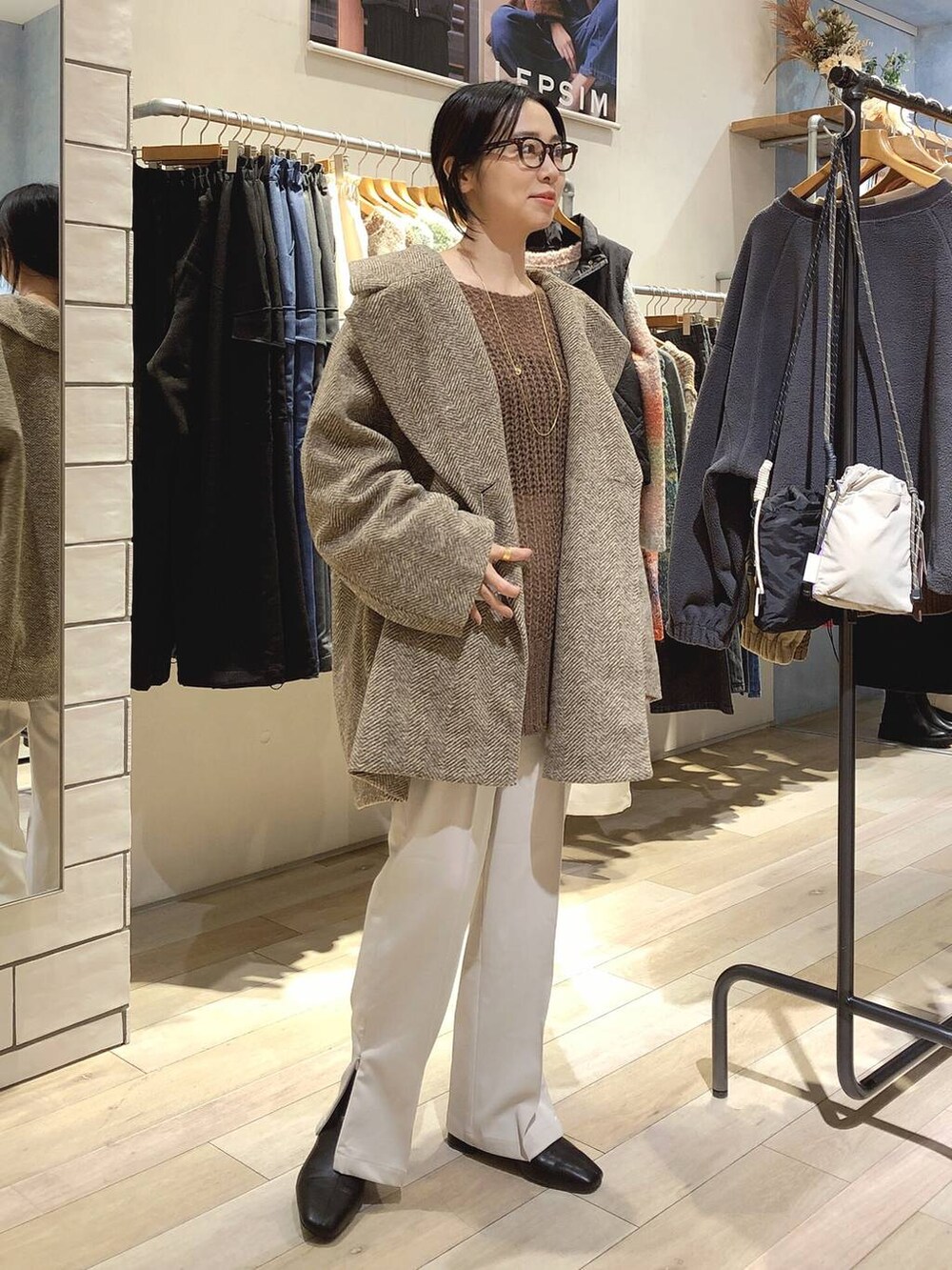 「ママコーデ、女子会、ヘルシー、リラックス、女子ウケ、旅行、LEPSIM、アウター、コート、ニット、ブーツ」｜「LEPSIMのTRスリットストレートパンツ　184045（その他パンツ、ホワイト系）」を使った、noriさん（レディース・155cm）の秋コーディネートの2枚目の写真