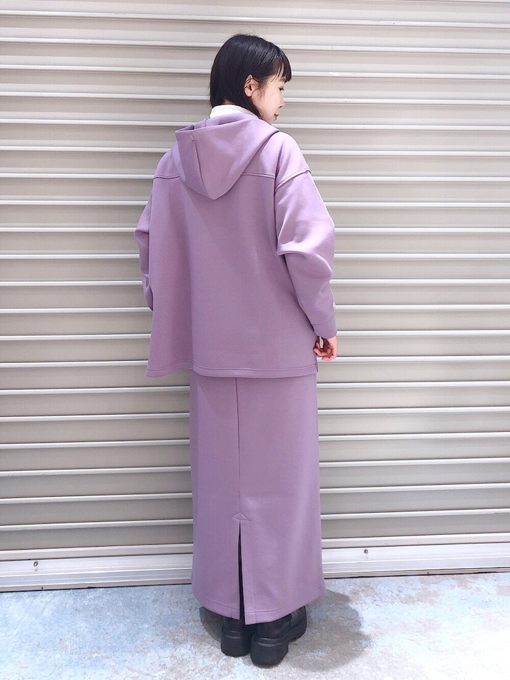 パープル系のパーカー、ホワイト系のTシャツ/カットソー、パープル系のスカートを着用したレディースの秋コーディネートの2枚目の写真