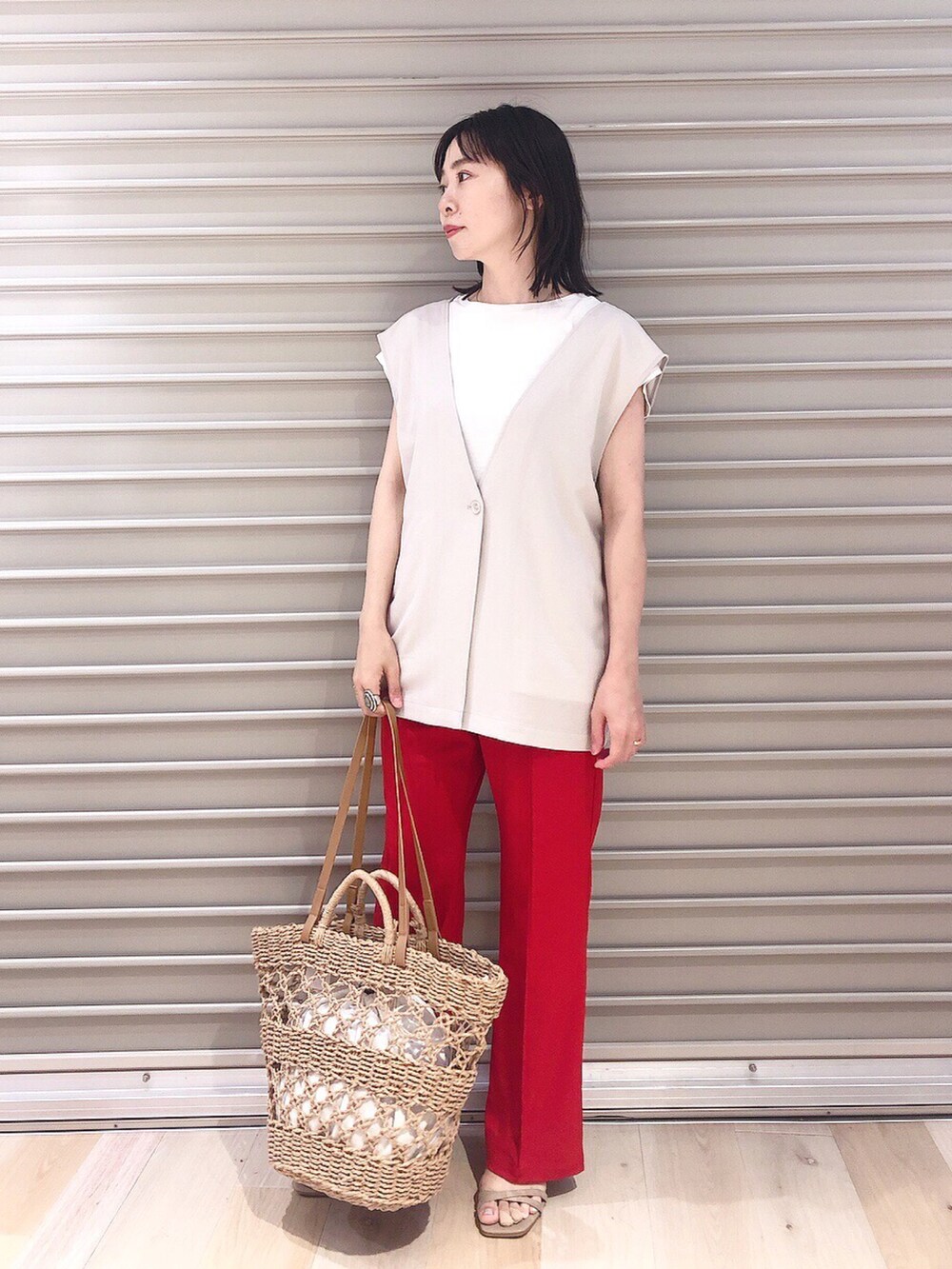 ベージュ系のベスト、ホワイト系のTシャツ/カットソー、レッド系のその他パンツを着用したレディースの夏コーディネートの2枚目の写真