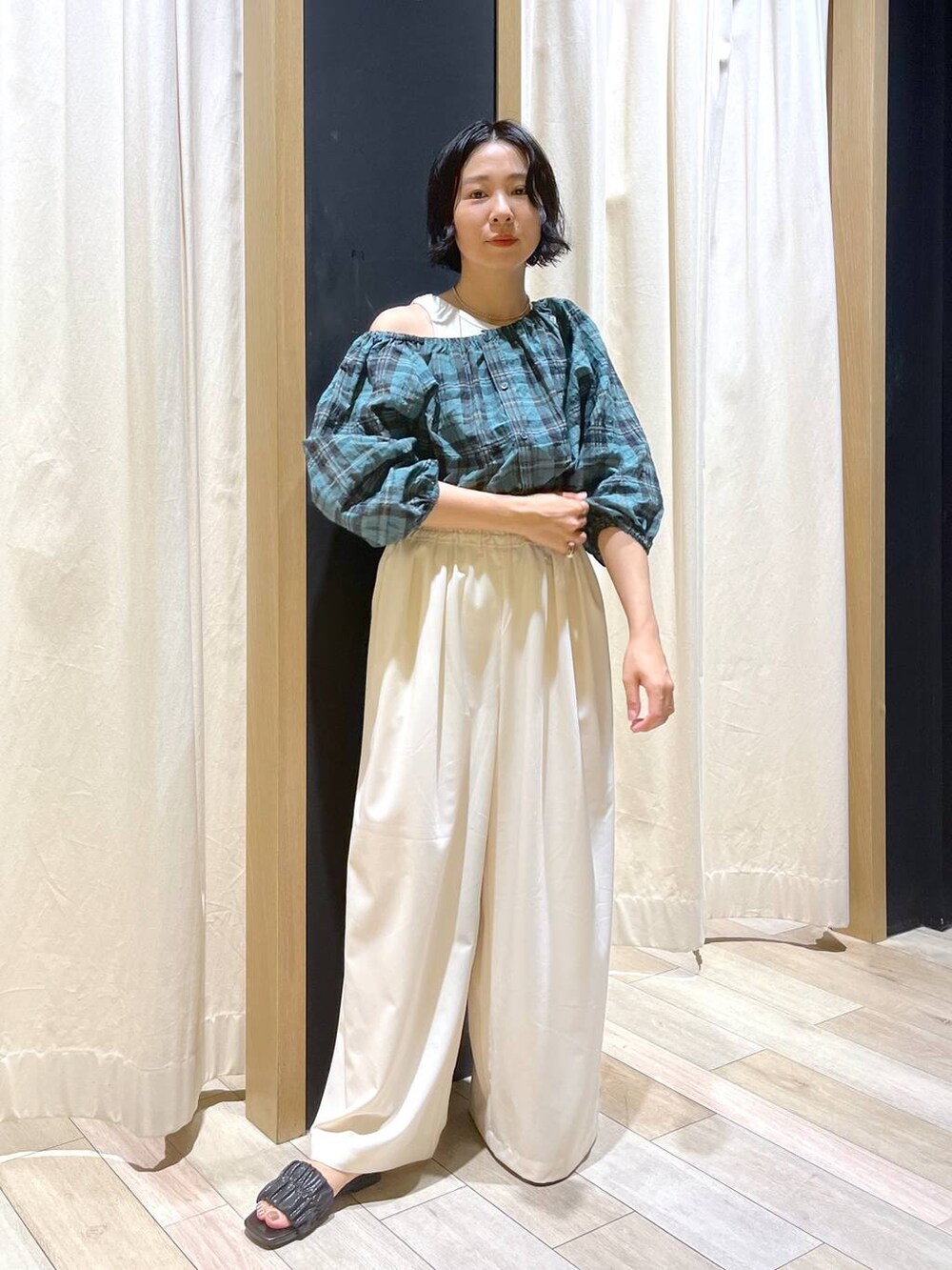 「夏コーデ、サンダル、ヘルシー、リラックス、女子ウケ、ママコーデ、女子会、旅行、LEPSIM、ブラウス、チェック、ワイドパンツ」｜「LEPSIMのギャザーワイドフレアパンツ　109734（その他パンツ、ホワイト系）」を使った、noriさん（レディース・155cm）の夏コーディネートの3枚目の写真