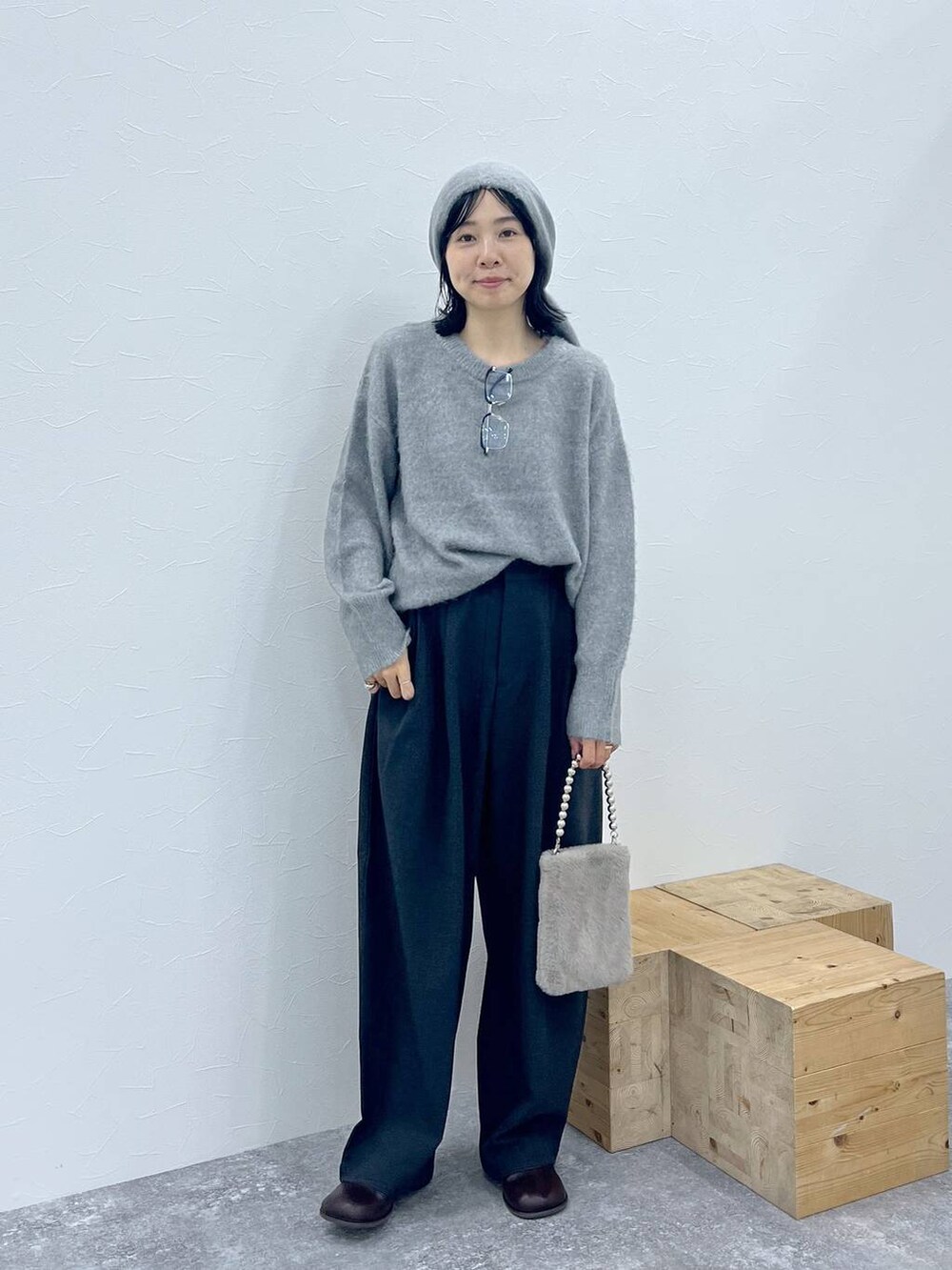 グレー系のその他パンツ、ブラウン系のショルダーバッグ、グレー系のニット/セーターを着用したレディースの秋コーディネートの5枚目の写真