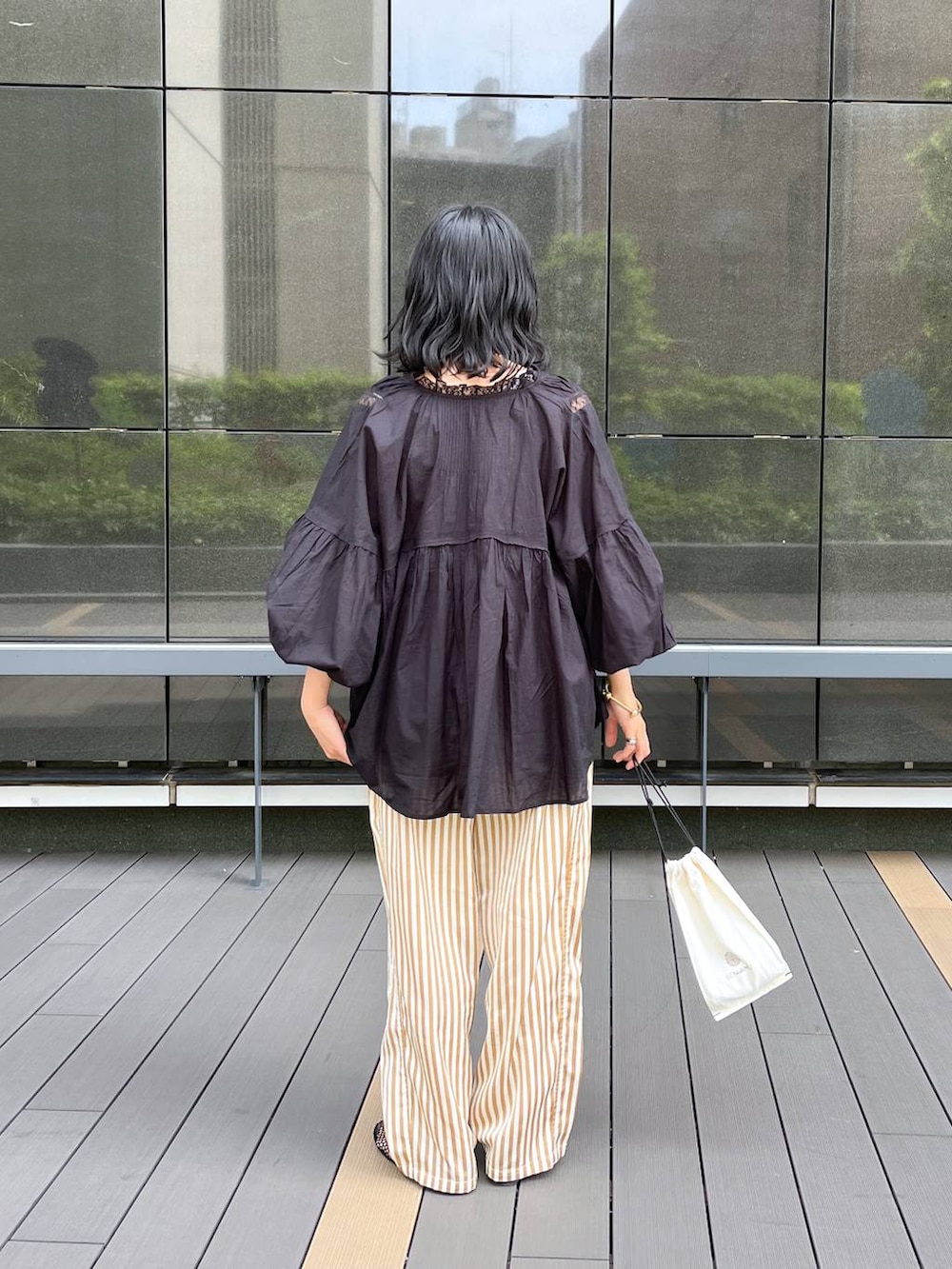 「ヘルシー、リラックス、女子ウケ、ママコーデ、女子会、骨格ウェーブ、旅行、LEPSIM、30代_LEPSIM、骨格ウェーブ_LEPSIM、ブラウス、ブラックコーデ、春夏コーデ、夏コーデ」｜「LEPSIMのメッシュフラットパンプス　319486（パンプス、ブラック系）」を使った、noriさん（レディース・155cm）の春コーディネートの3枚目の写真