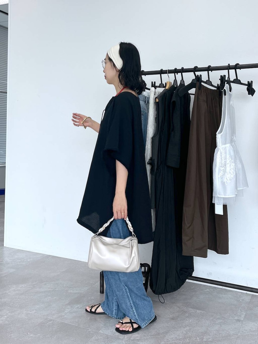 「ヘルシー、リラックス、女子ウケ、ママコーデ、女子会、骨格ウェーブ、旅行、LEPSIM、30代_LEPSIM、骨格ウェーブ_LEPSIM、デニムパンツ、ネックレス、メガネ、メガネ女子、サンダル」｜「LEPSIMのストレートデニムパンツ　290487（デニムパンツ、ブルー系）」を使った、noriさん（レディース・155cm）の夏コーディネートの4枚目の写真