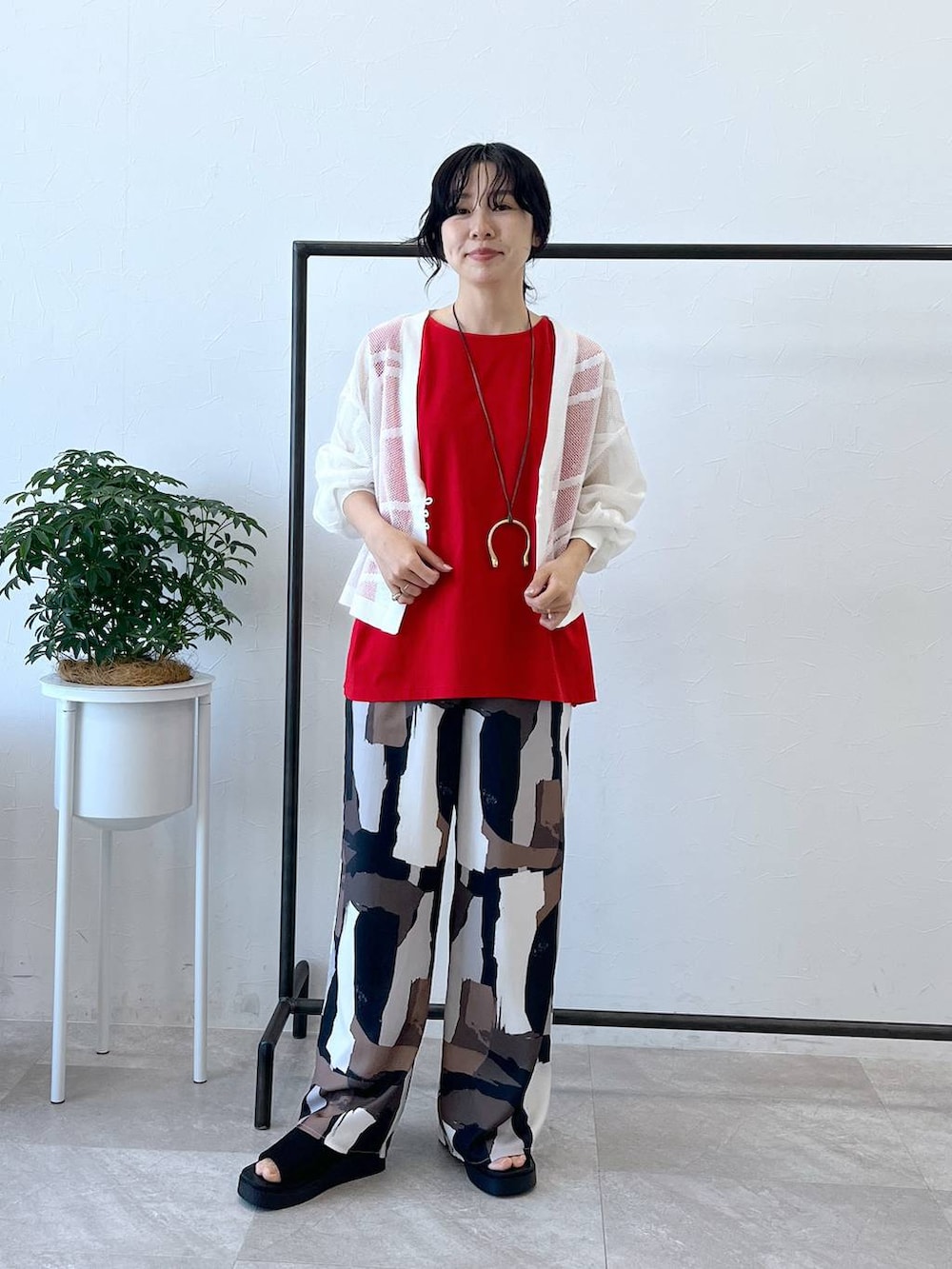 「春夏コーデ、夏コーデ、大人カジュアル、カーディガン、ノースリーブ、ヘルシー、リラックス、女子ウケ、ママコーデ、女子会、骨格ウェーブ、旅行、LEPSIM、30代_LEPSIM、骨格ウェーブ_LEPSIM」｜「LEPSIMの厚底ニットサンダル　290447（サンダル、ブラック系）」を使った、noriさん（レディース・155cm）の春コーディネートの5枚目の写真