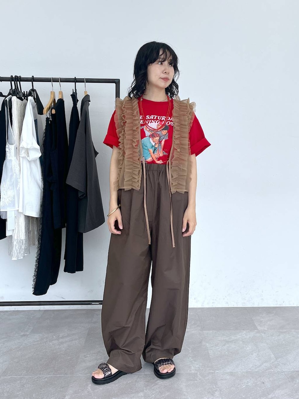 「ヘルシー、リラックス、女子ウケ、ママコーデ、女子会、骨格ウェーブ、旅行、LEPSIM、30代_LEPSIM、骨格ウェーブ_LEPSIM、パンツ、大人カジュアル、Tシャツ、ブラウン、夏コーデ」｜「LEPSIMのサテンギャザーサンダル　290450（サンダル、その他）」を使った、noriさん（レディース・155cm）の春コーディネートの5枚目の写真